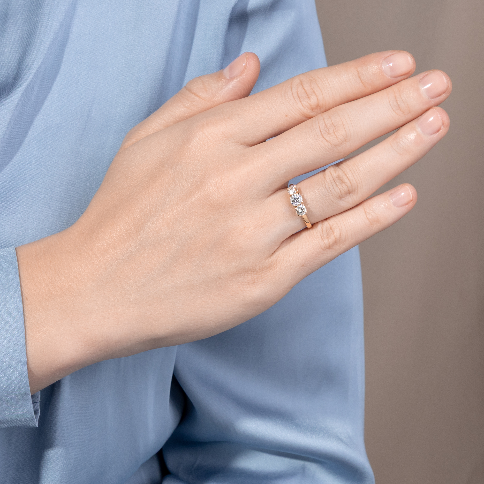 Warm funkelnder „Trilogie“-Ring mit vintage Brillanten in Gelbgold, aus unserer Werkstatt Warm funkelnder „Trilogie“-Ring mit vintage Brillanten in Gelbgold, aus unserer Werkstatt