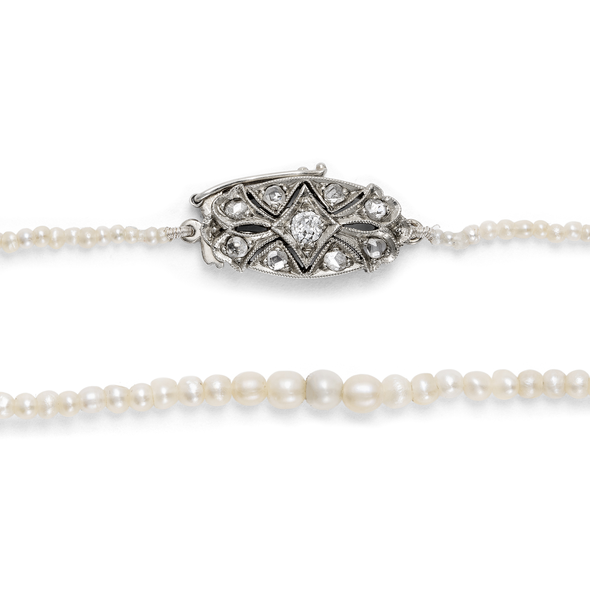 Zartes Collier aus natürlichen Salzwasserperlen mit Diamant-Schließe, 1920er Jahre Zartes Collier aus natürlichen Salzwasserperlen mit Diamant-Schließe, 1920er Jahre