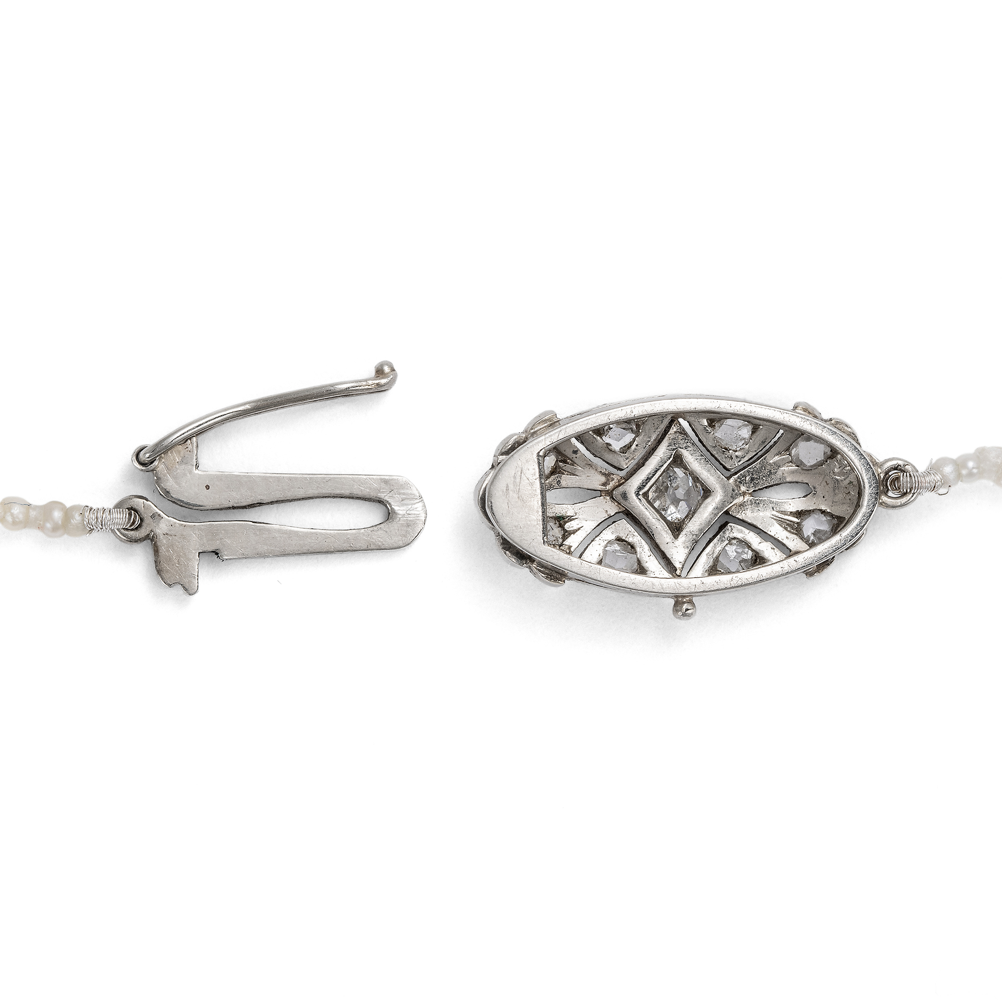 Zartes Collier aus natürlichen Salzwasserperlen mit Diamant-Schließe, 1920er Jahre Zartes Collier aus natürlichen Salzwasserperlen mit Diamant-Schließe, 1920er Jahre