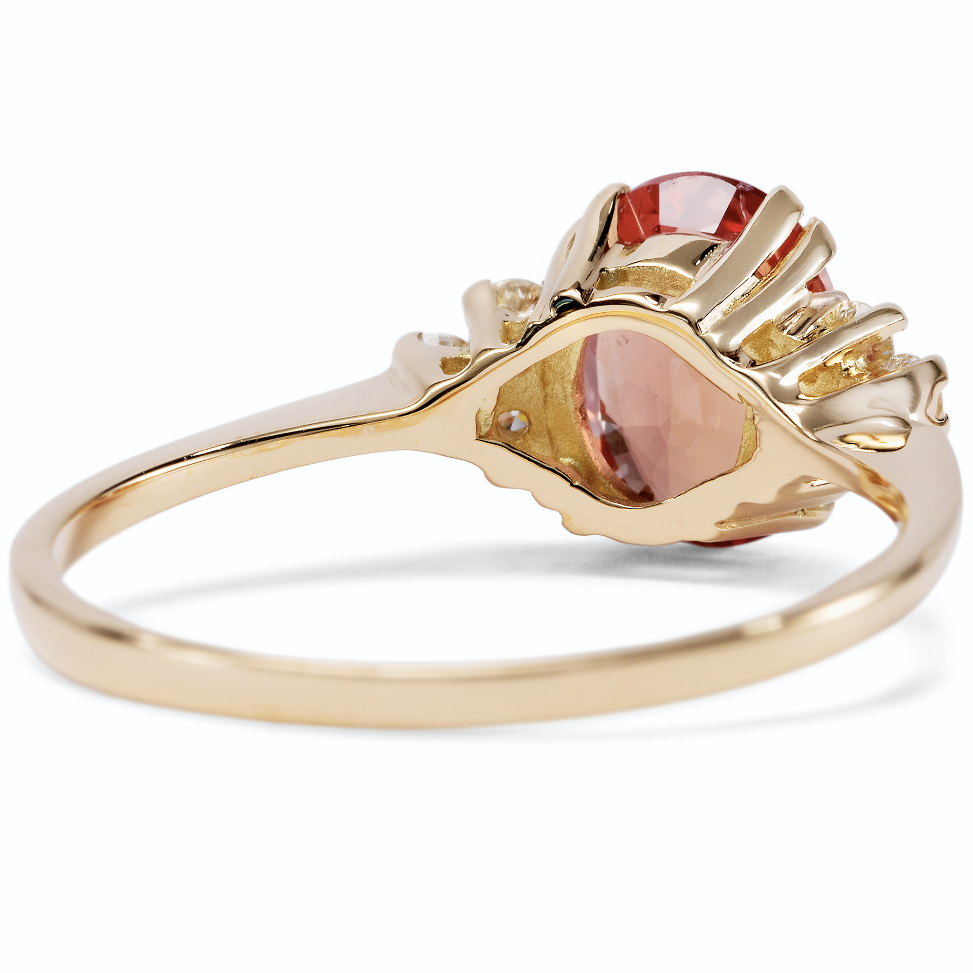 Zarter Ring mit Saphir in Pink-Orange und Diamanten in Gold, aus unserer Werkstatt Zarter Ring mit Saphir in Pink-Orange und Diamanten in Gold, aus unserer Werkstatt