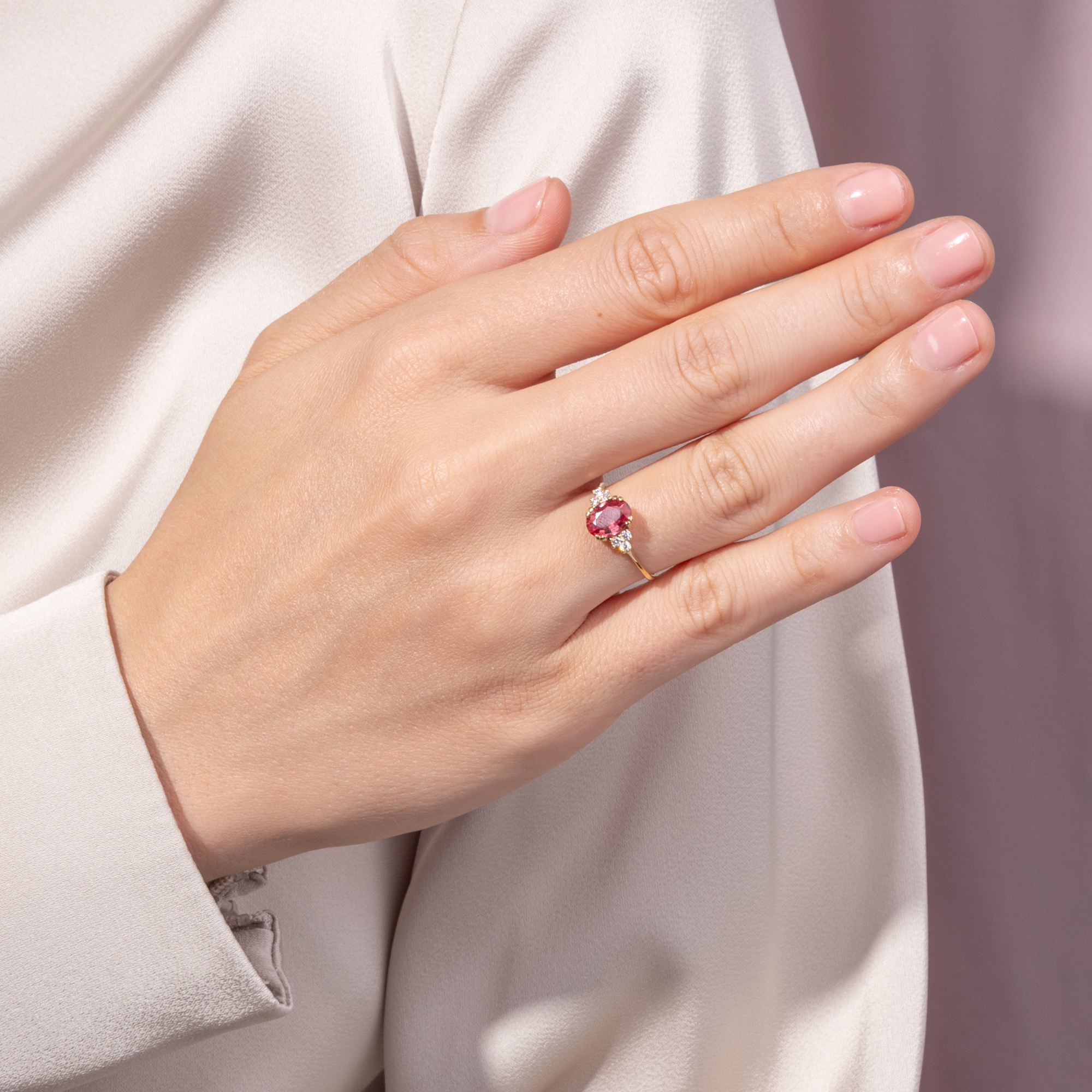 Zarter Ring mit Saphir in Pink-Orange und Diamanten in Gold, aus unserer Werkstatt Zarter Ring mit Saphir in Pink-Orange und Diamanten in Gold, aus unserer Werkstatt