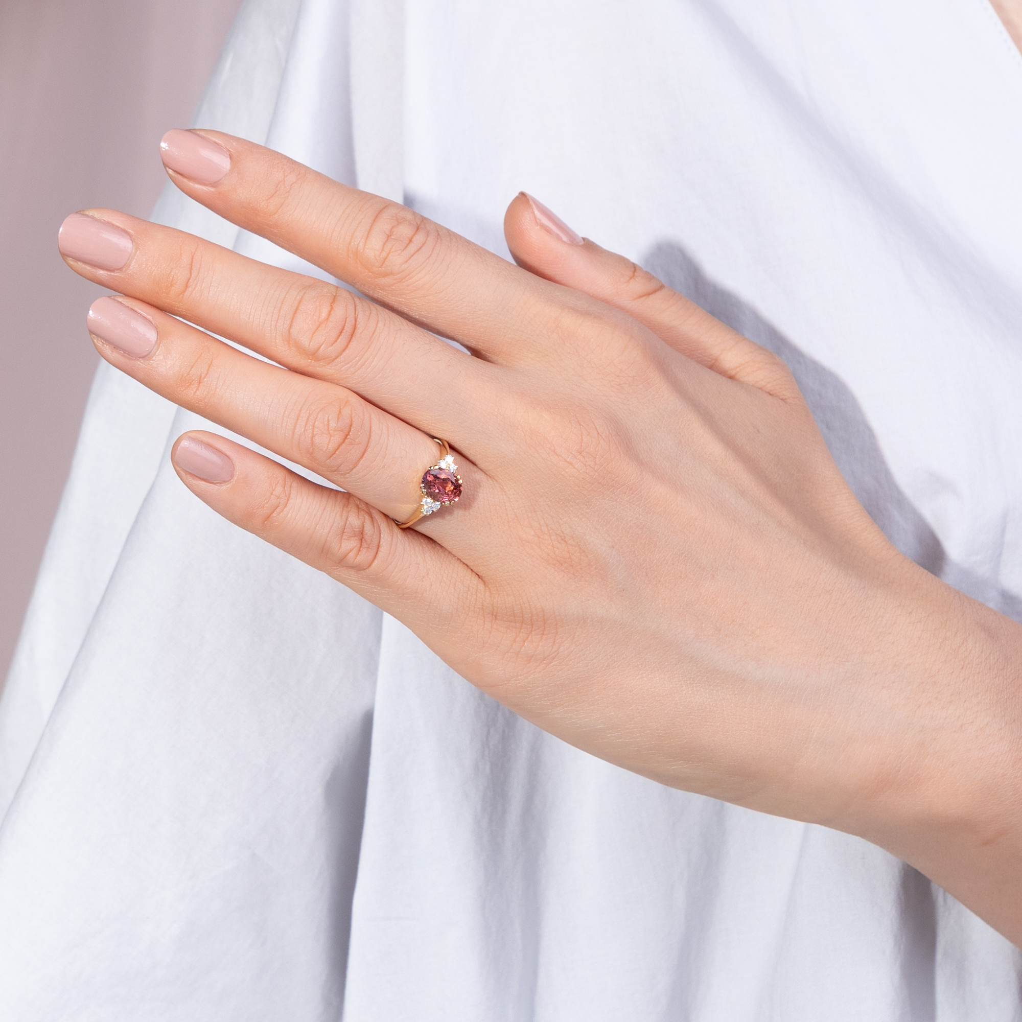 Feiner Ring mit rotbraunem Turmalin & Diamanten in Gold, aus unserer Werkstatt Feiner Ring mit rotbraunem Turmalin & Diamanten in Gold, aus unserer Werkstatt