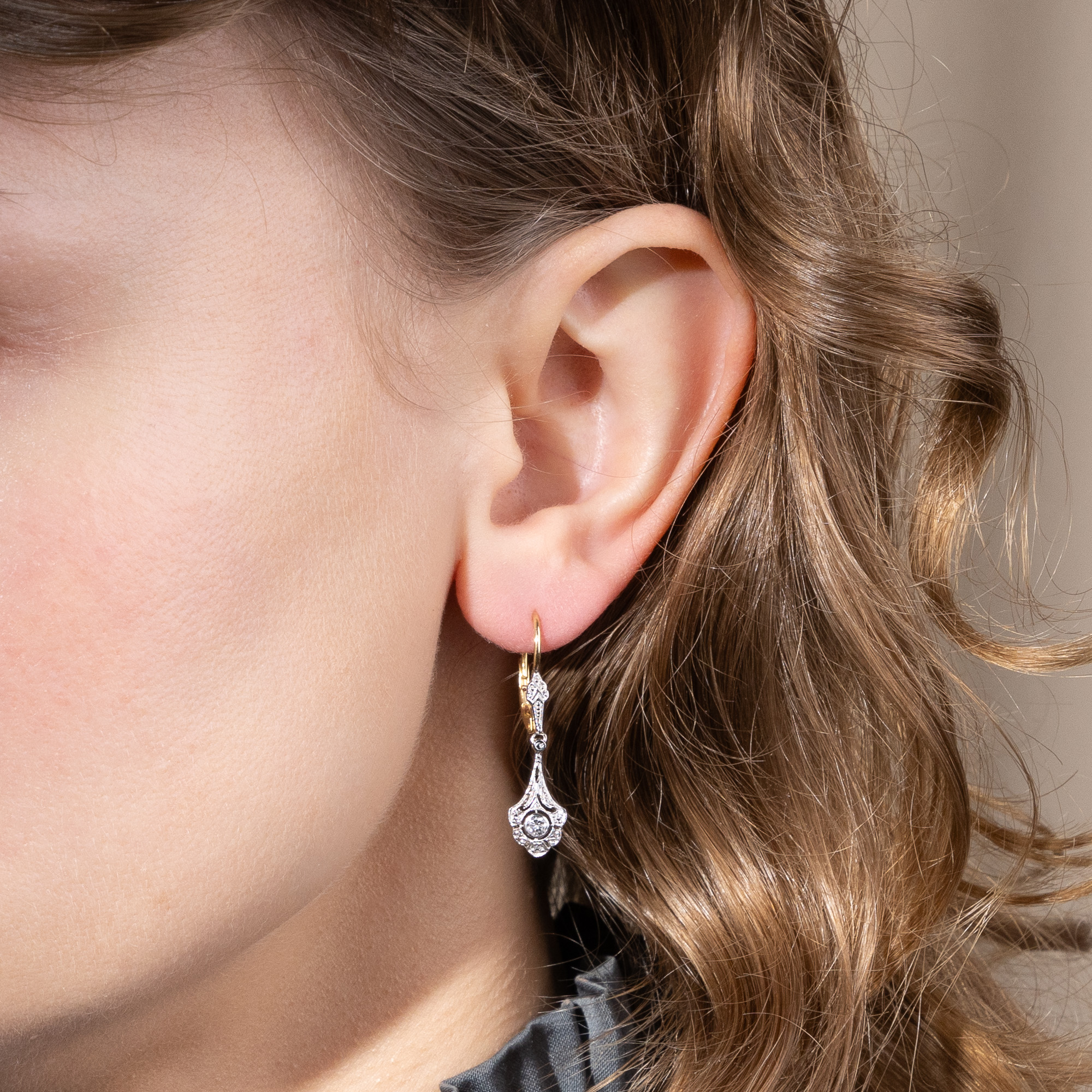Zarte Ohrringe im Stil des Art Déco mit Diamanten aus unserer Werkstatt Zarte Ohrringe im Stil des Art Déco mit Diamanten aus unserer Werkstatt