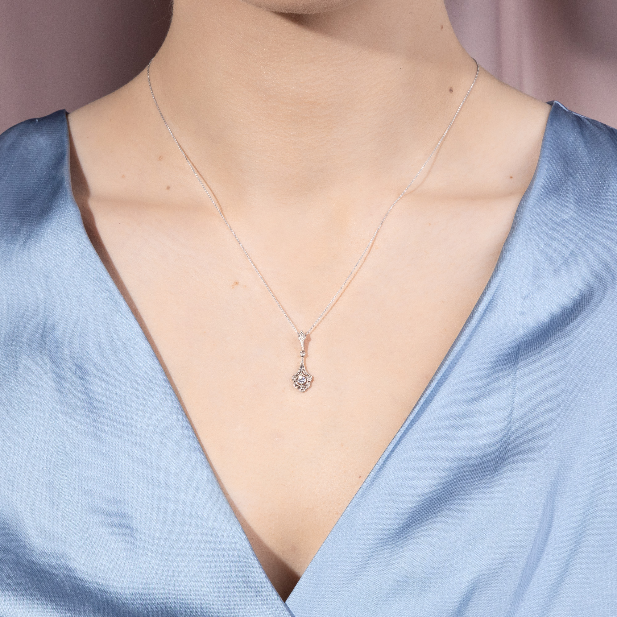 Zarter Anhänger mit Diamant im Stil des Art Déco, aus unserer Werkstatt Zarter Anhänger mit Diamant im Stil des Art Déco, aus unserer Werkstatt