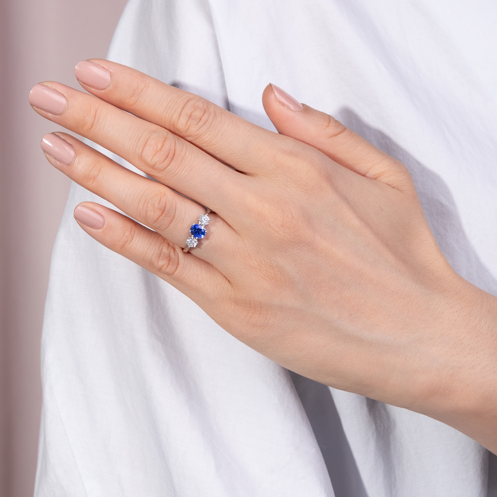 Zarter Ring mit Saphir & vintage Diamanten in Platin, aus unserer Werkstatt Zarter Ring mit Saphir & vintage Diamanten in Platin, aus unserer Werkstatt