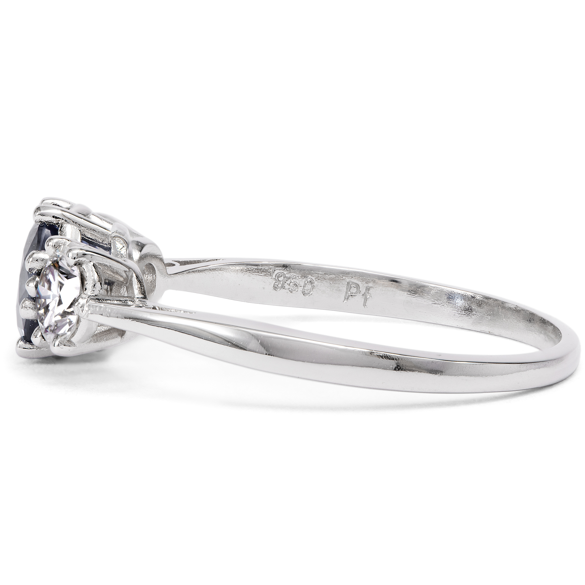 Zarter Ring mit Saphir & vintage Diamanten in Platin, aus unserer Werkstatt Zarter Ring mit Saphir & vintage Diamanten in Platin, aus unserer Werkstatt