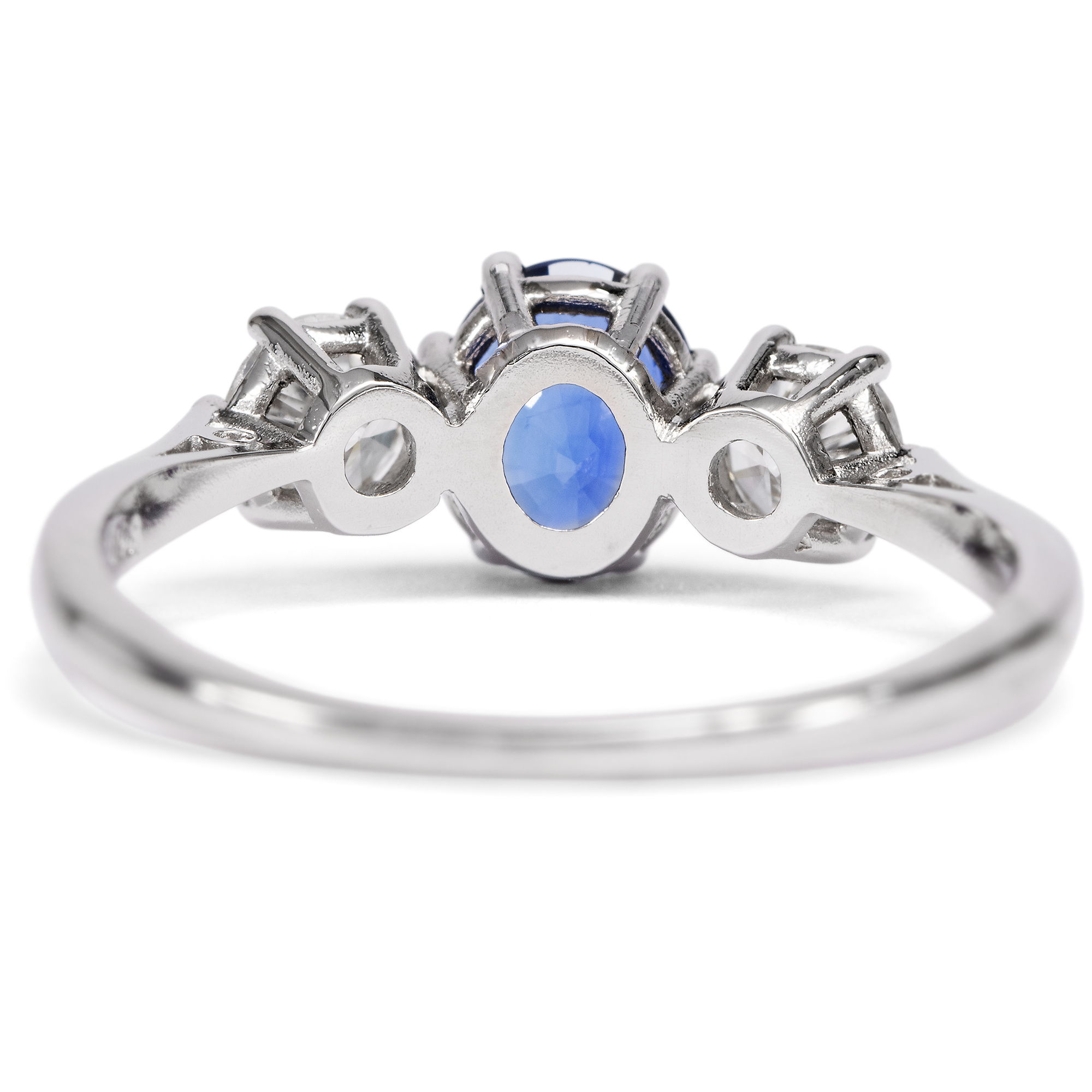 Zarter Ring mit Saphir & vintage Diamanten in Platin, aus unserer Werkstatt Zarter Ring mit Saphir & vintage Diamanten in Platin, aus unserer Werkstatt
