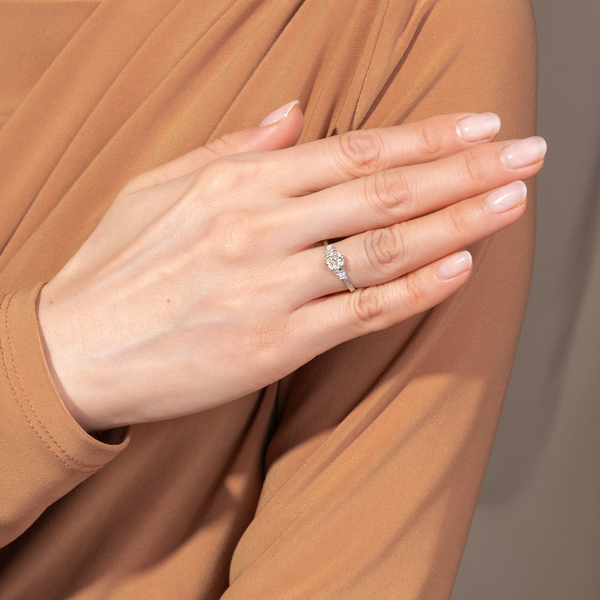 Zarter Ring mit 0,91 ct „Old Mine Cut“-Diamant in Platin, aus unserer Werkstatt Zarter Ring mit 0,91 ct „Old Mine Cut“-Diamant in Platin, aus unserer Werkstatt