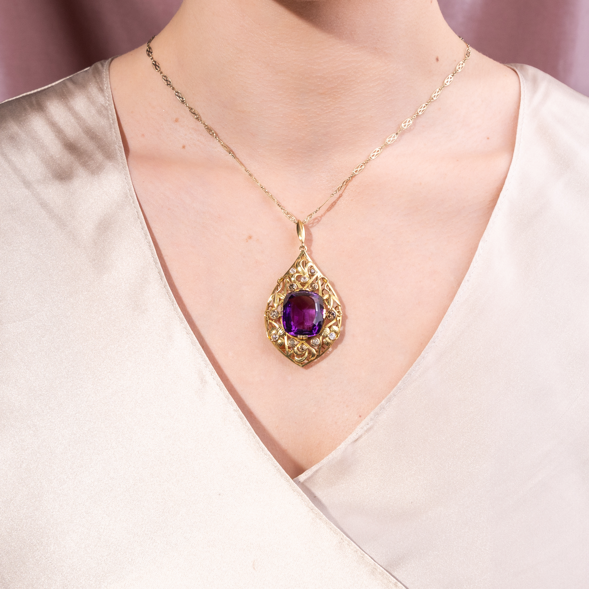 Großer expressionistischer Anhänger mit Amethyst & farbigen Diamanten in Gold, 1920er Jahre Großer expressionistischer Anhänger mit Amethyst & farbigen Diamanten in Gold, 1920er Jahre