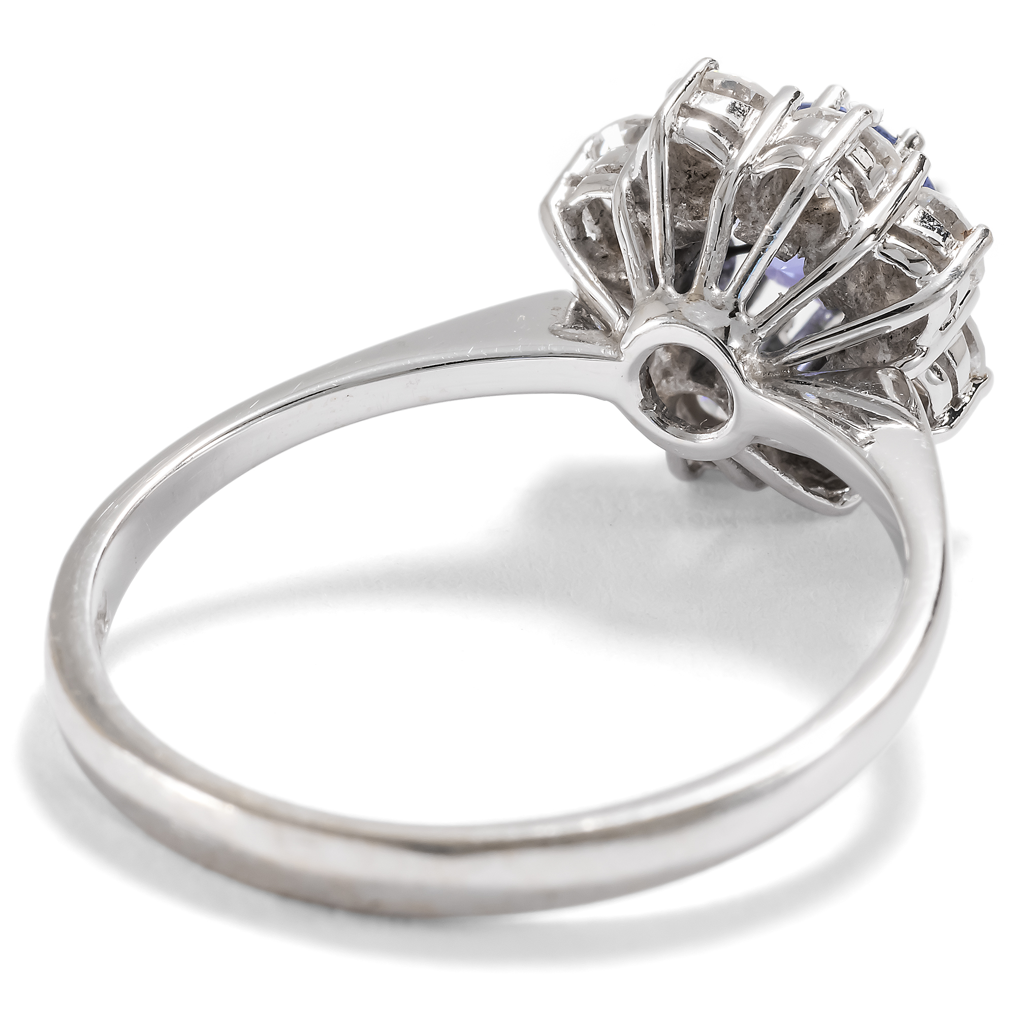 Schöner vintage Ring mit Tansanit und Diamanten in Weißgold, um 1980 Schöner vintage Ring mit Tansanit und Diamanten in Weißgold, um 1980