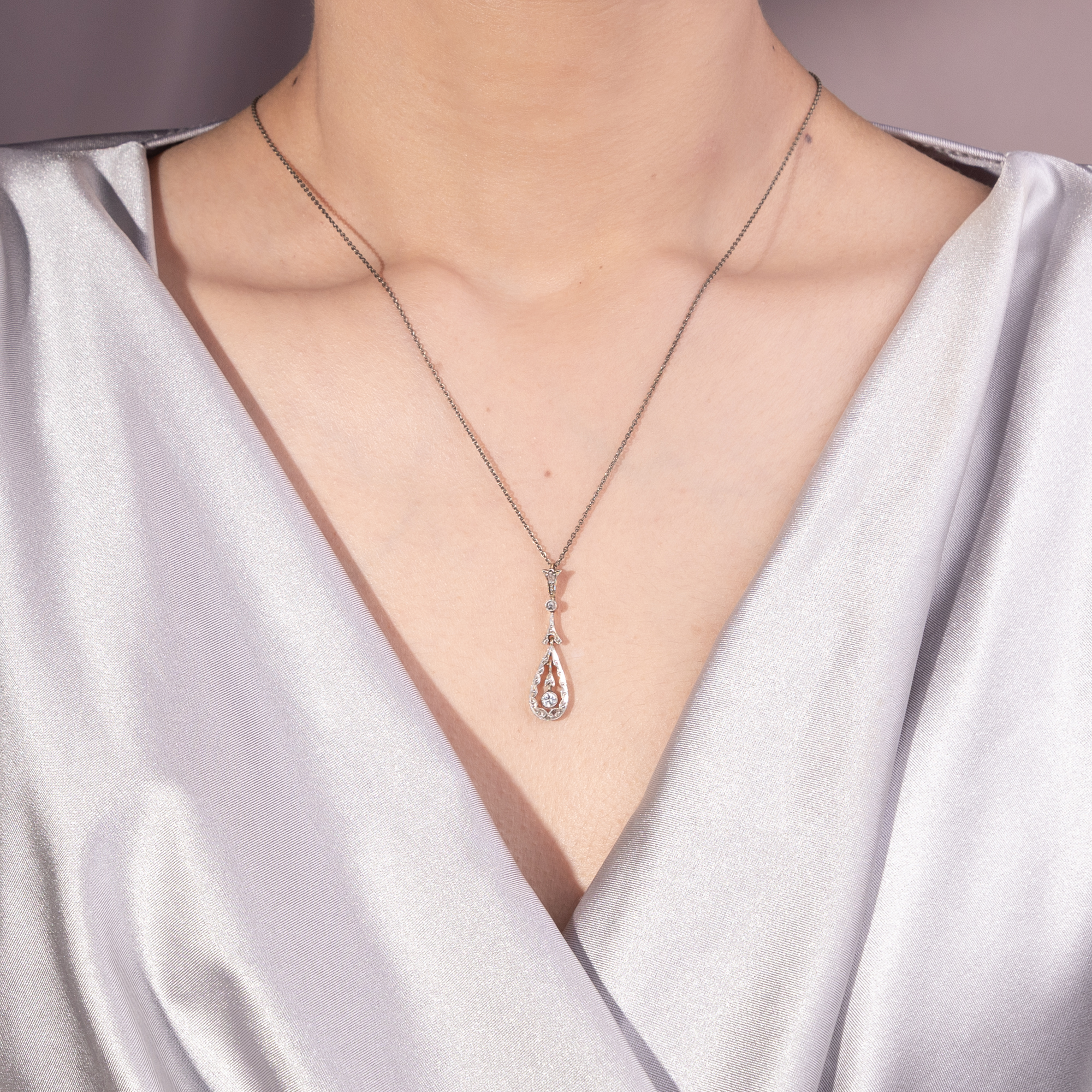 Antiker Anhänger des Art Déco mit Diamanten in Platin auf Gold, um 1930 Antiker Anhänger des Art Déco mit Diamanten in Platin auf Gold, um 1930