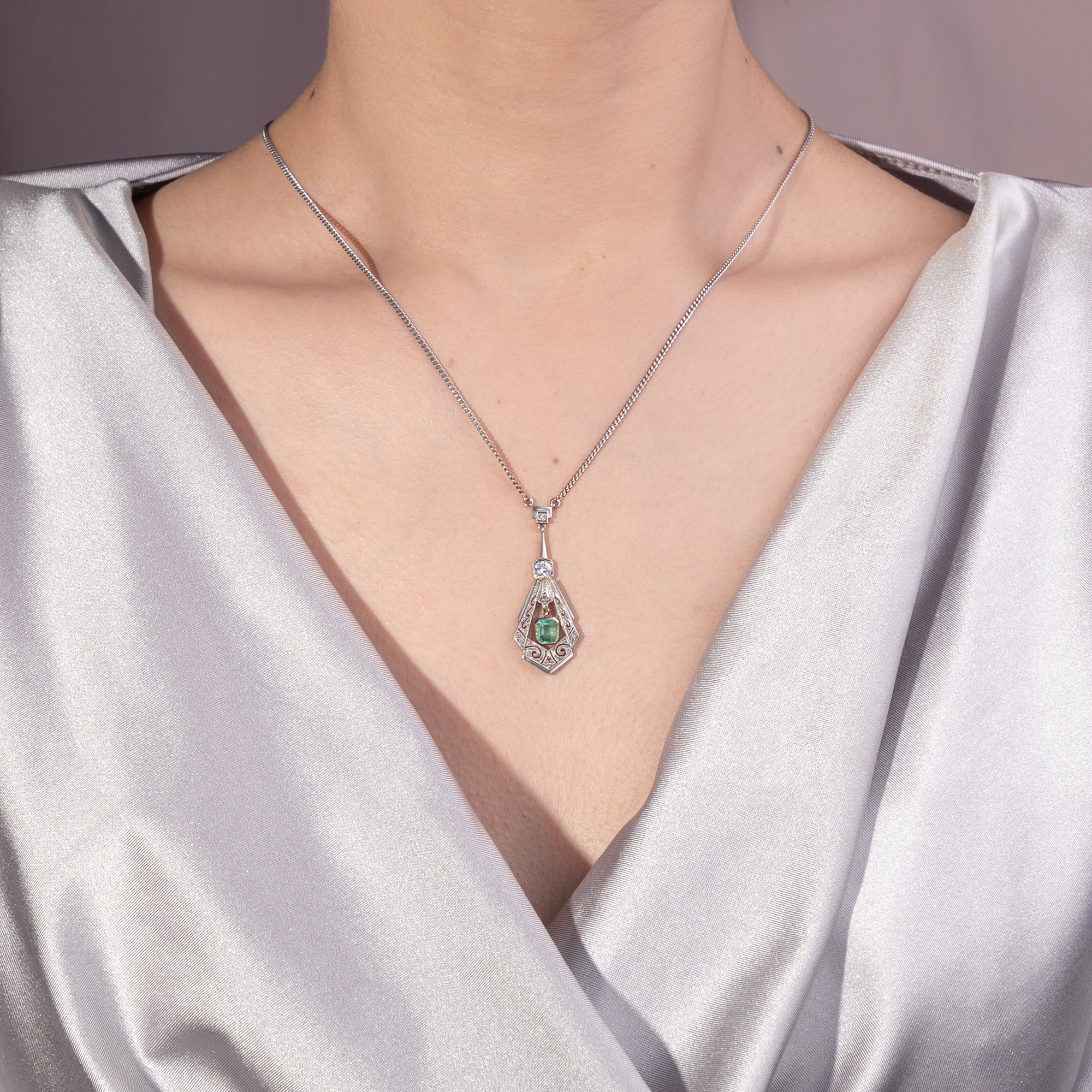 Elegantes Collier des Art Déco mit Smaragd & Diamanten, um 1930 Elegantes Collier des Art Déco mit Smaragd & Diamanten, um 1930