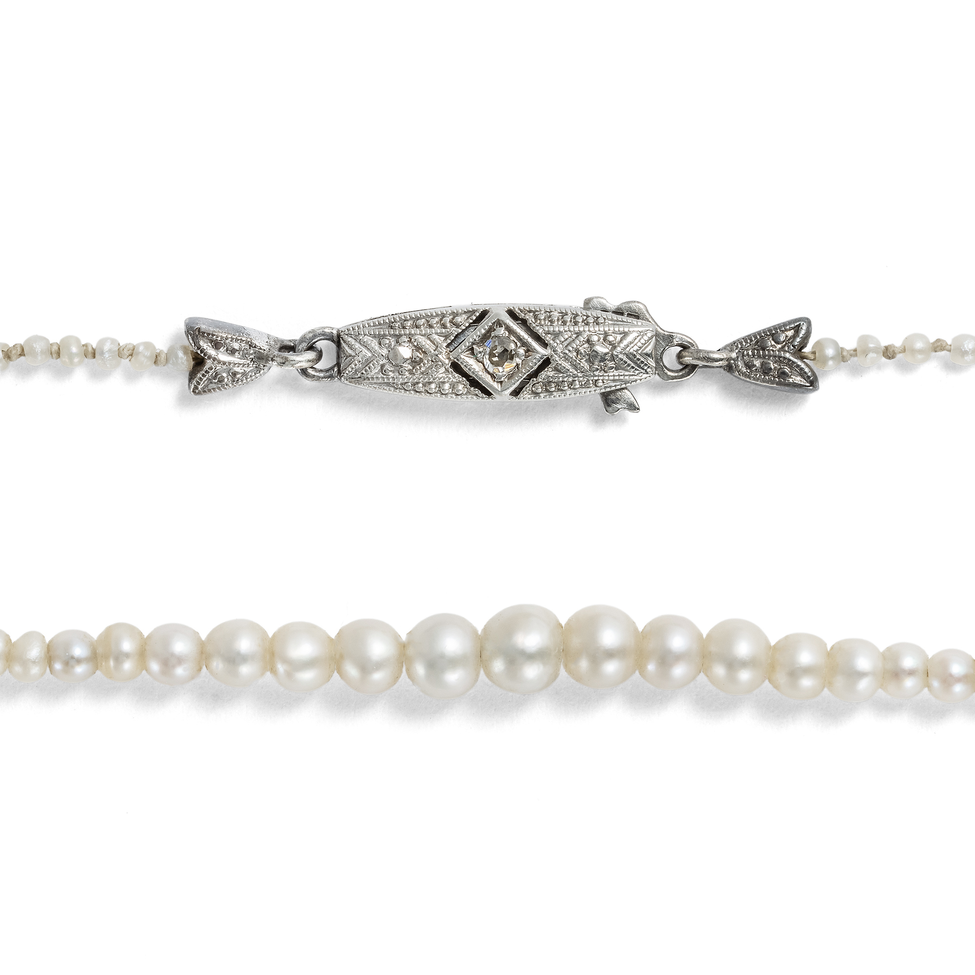 Zartes Collier aus Naturperlen mit Diamantschließe, München um 1925 Zartes Collier aus Naturperlen mit Diamantschließe, München um 1925