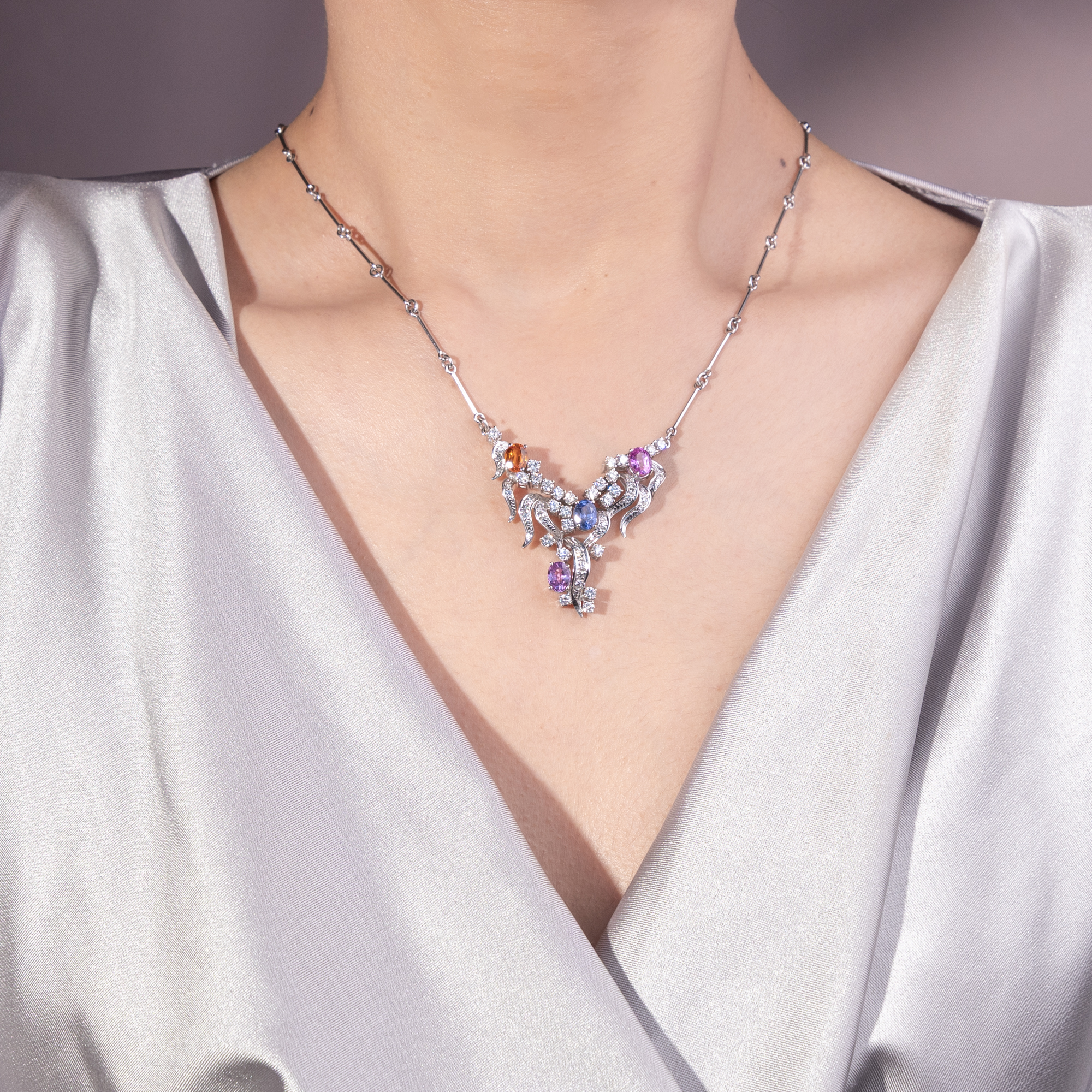 Vintage Collier mit bunten Saphiren & Diamanten in Weißgold, um 1980 Vintage Collier mit bunten Saphiren & Diamanten in Weißgold, um 1980