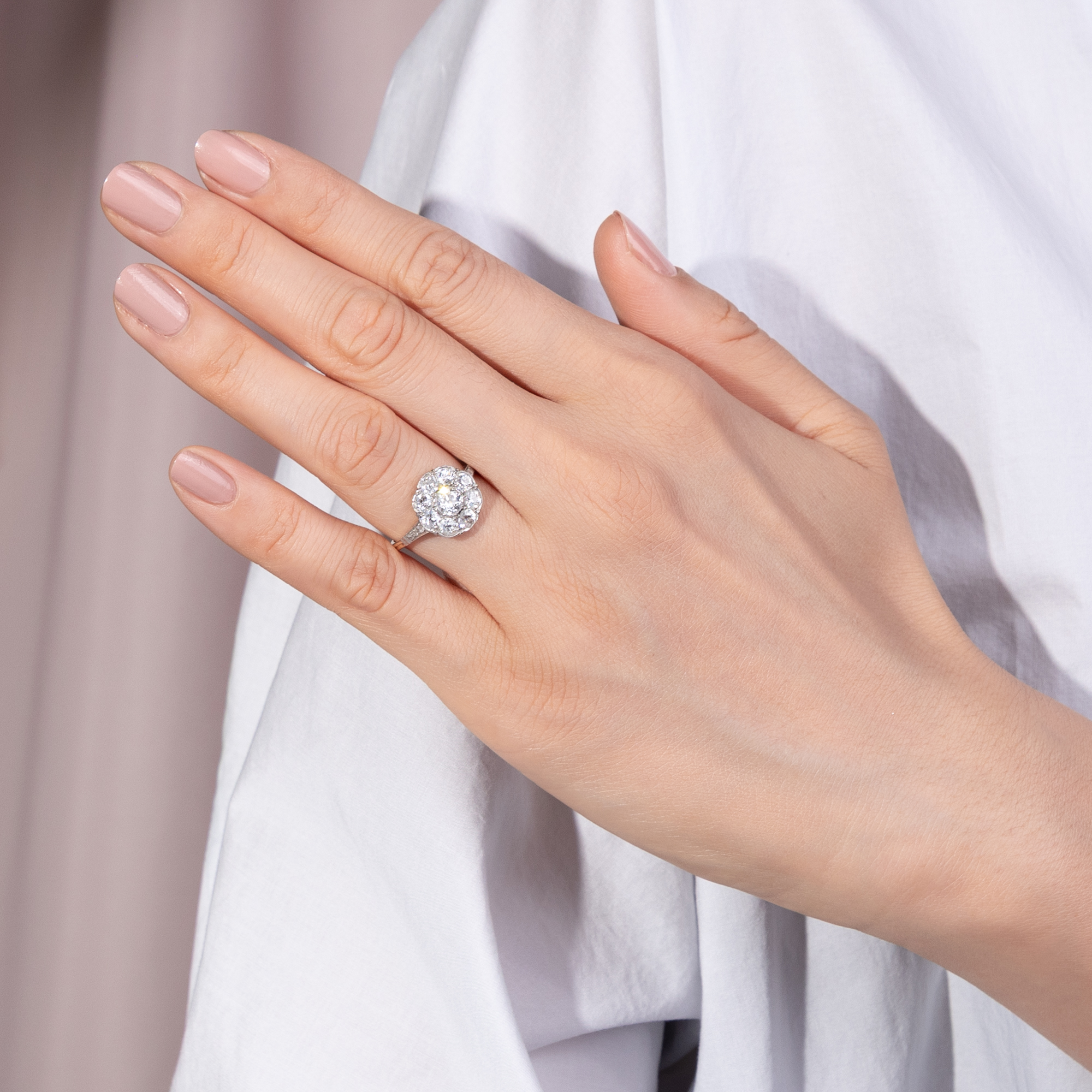 Bezaubernder antiker Blüten-Ring mit Diamanten in Gold & Platin, um 1910 Bezaubernder antiker Blüten-Ring mit Diamanten in Gold & Platin, um 1910