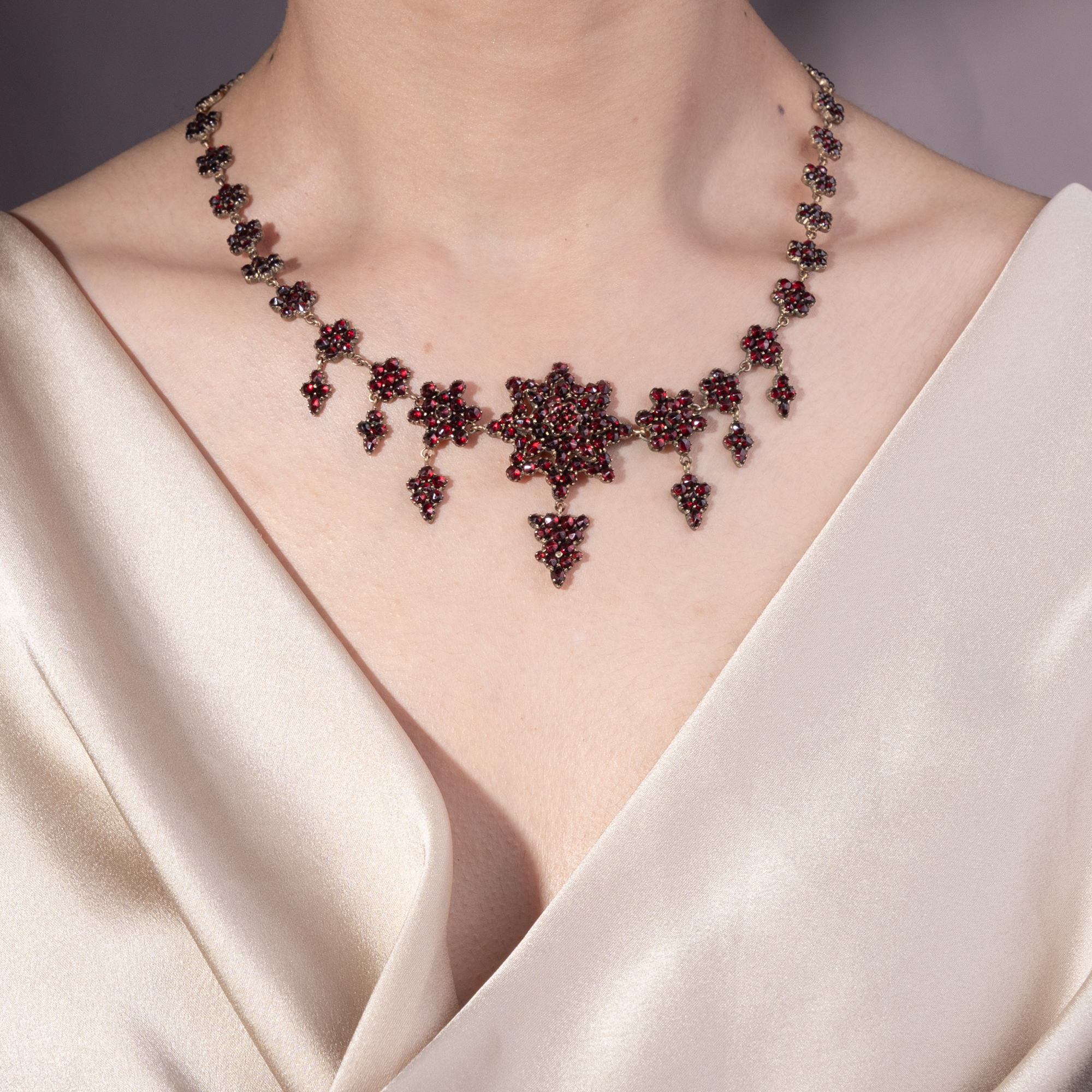 Antikes Collier mit Sternen & Blüten aus böhmischen Granaten, um 1890 Antikes Collier mit Sternen & Blüten aus böhmischen Granaten, um 1890