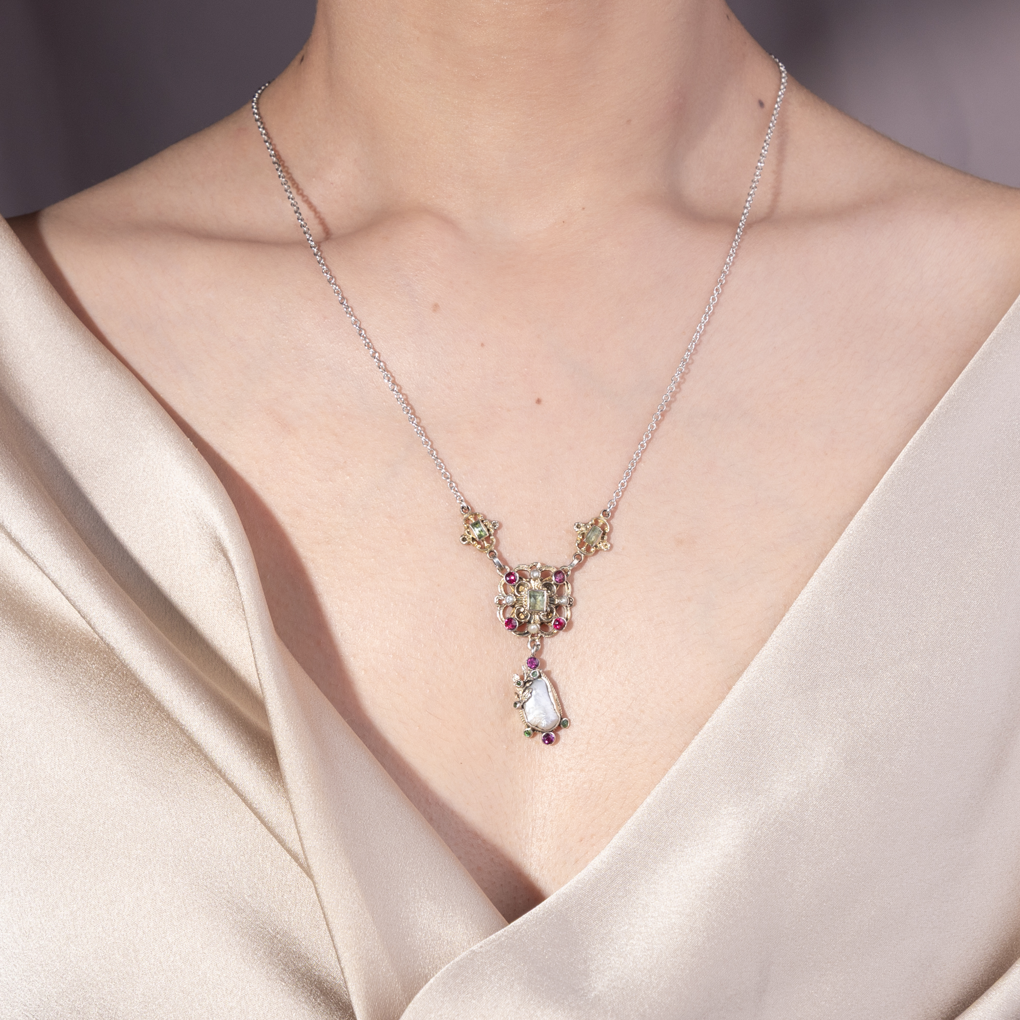 Antikes Collier mit Smaragden, Granaten & Perlen, Österreich-Ungarn, um 1890 Antikes Collier mit Smaragden, Granaten & Perlen, Österreich-Ungarn, um 1890