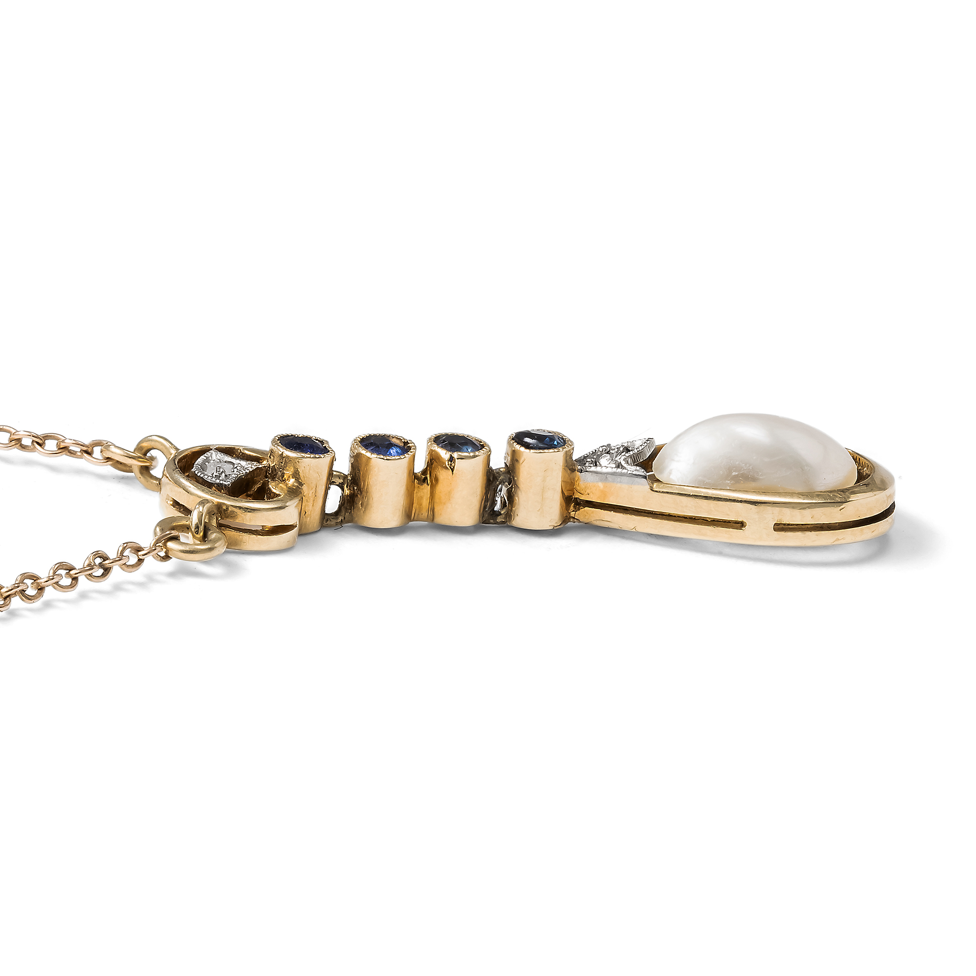 Antikes Collier mit Blisterperle, Verneuil-Saphiren & Diamant in Gold, um 1910 Antikes Collier mit Blisterperle, Verneuil-Saphiren & Diamant in Gold, um 1910