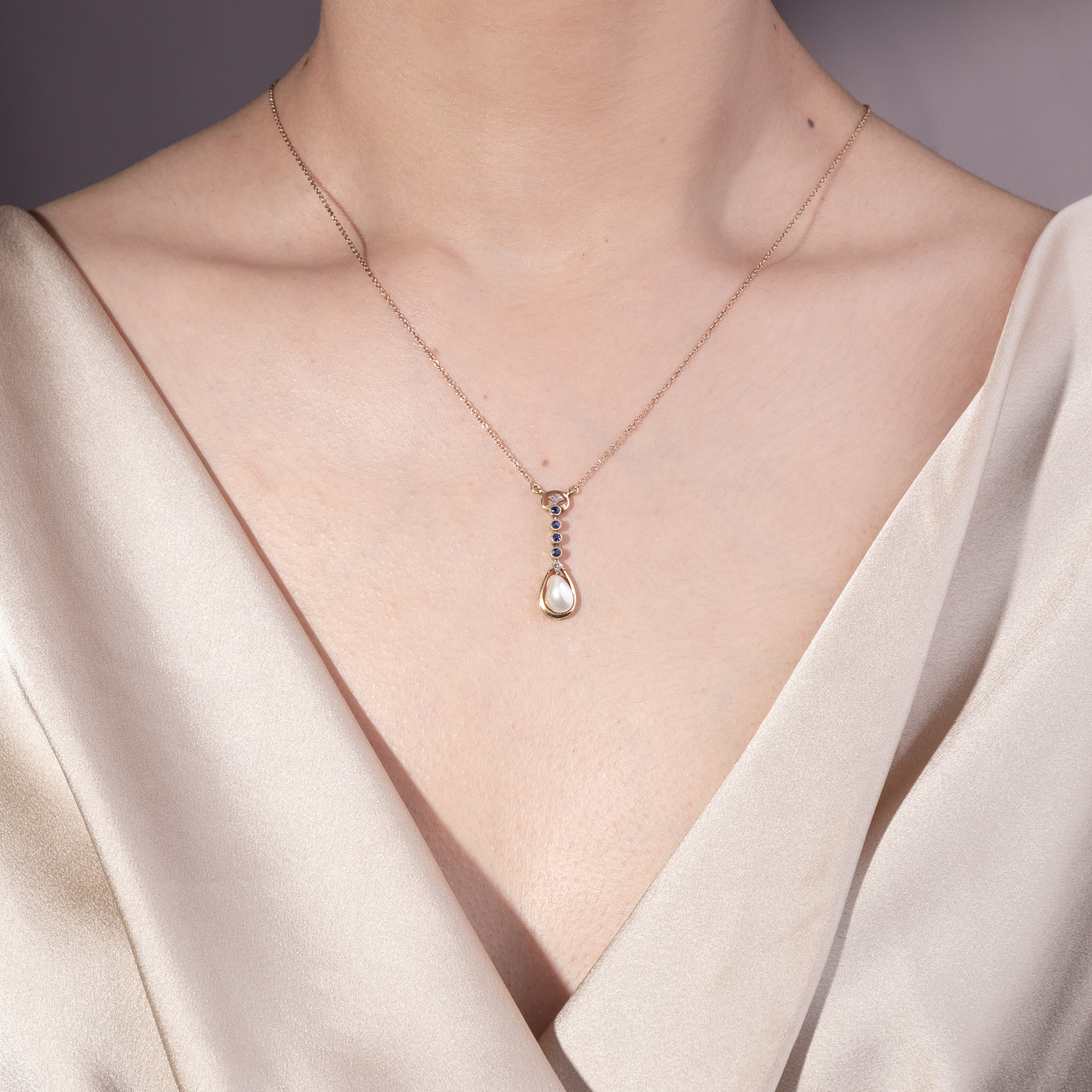Antikes Collier mit Blisterperle, Verneuil-Saphiren & Diamant in Gold, um 1910 Antikes Collier mit Blisterperle, Verneuil-Saphiren & Diamant in Gold, um 1910