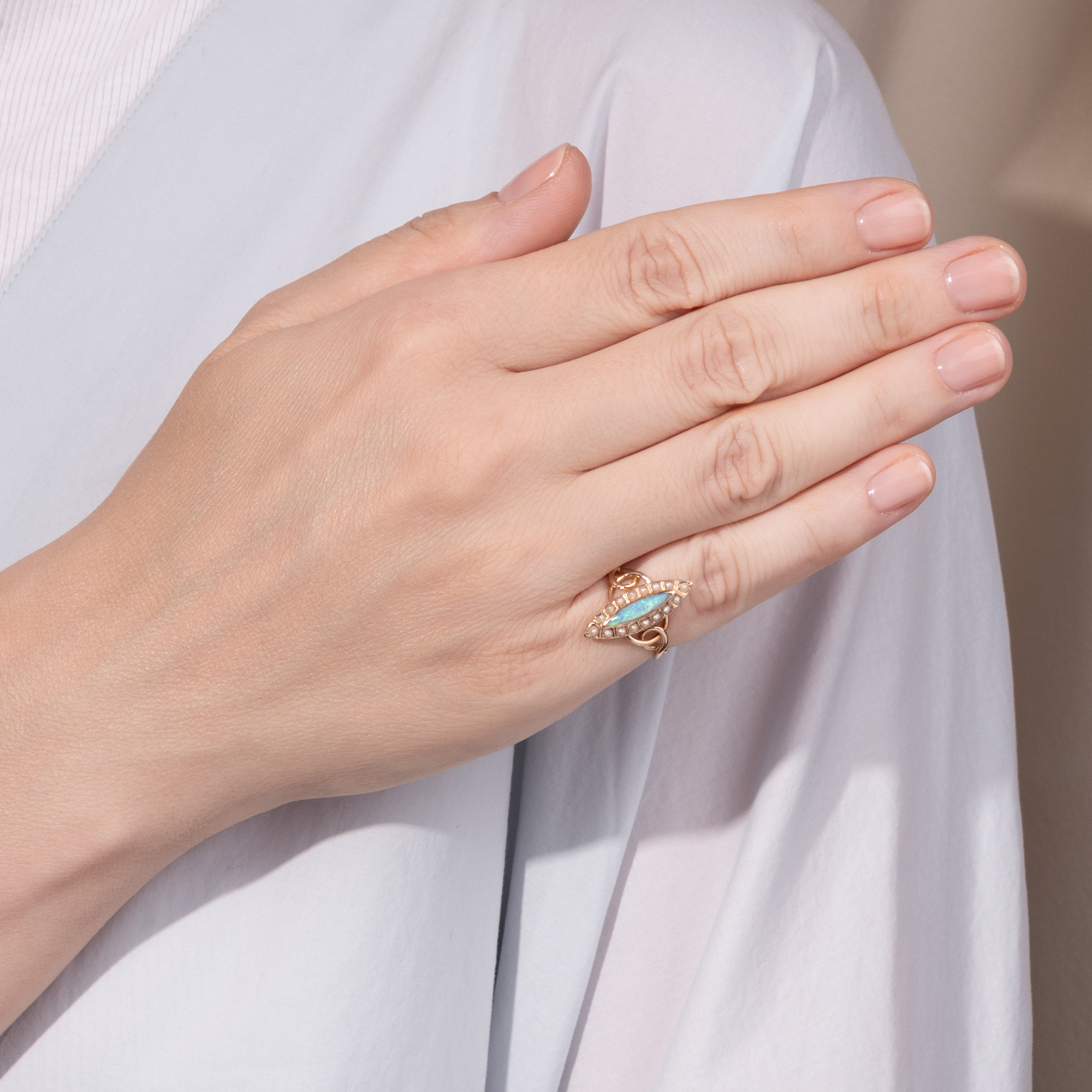 Antiker Marquise-Ring mit Opal & Perlen in Gold, um 1900 Antiker Marquise-Ring mit Opal & Perlen in Gold, um 1900