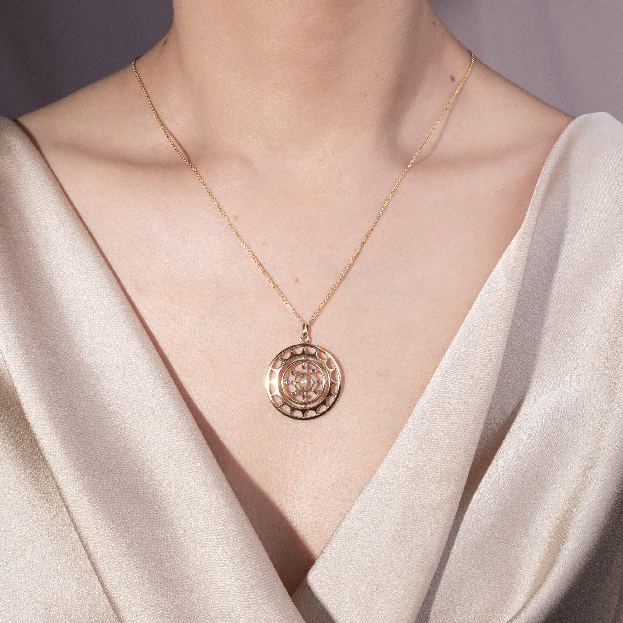 Antiker Anhänger mit Perle & Saphiren in Gold, um 1910 Antiker Anhänger mit Perle & Saphiren in Gold, um 1910