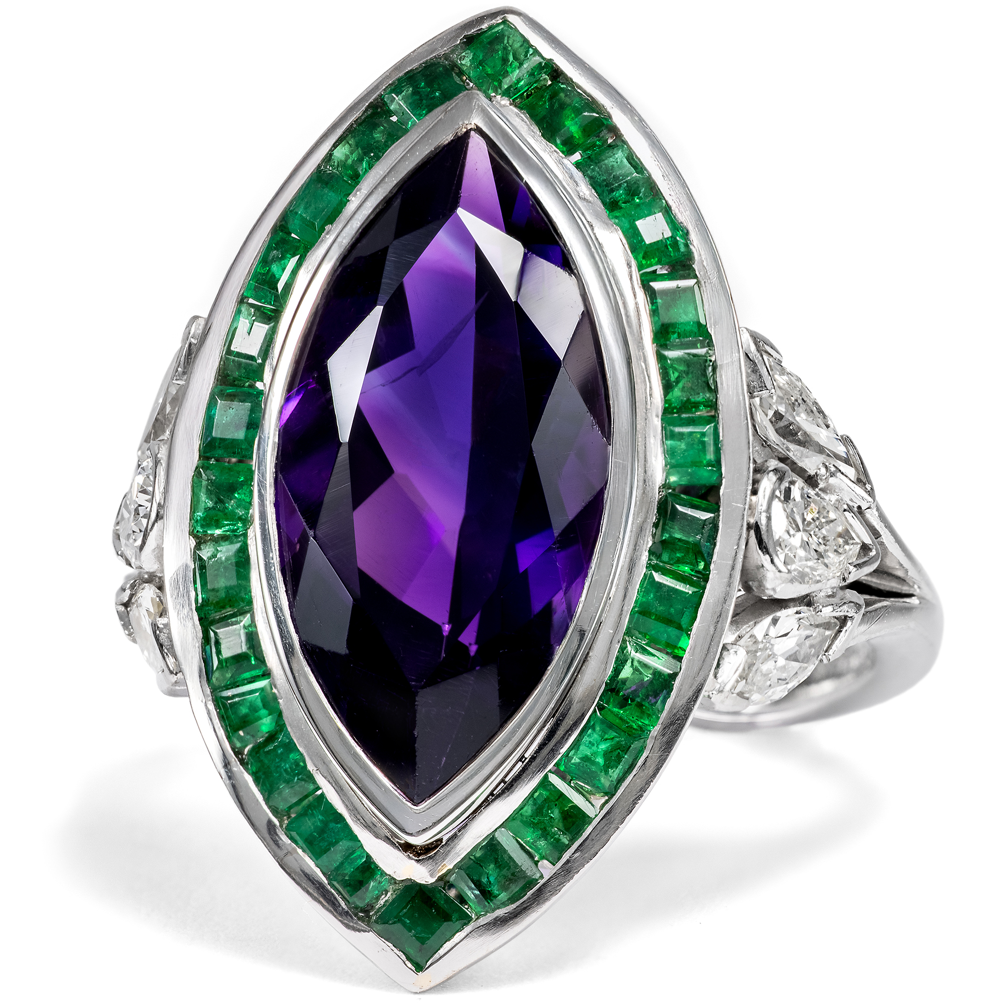 Ausdrucksstarker Ring mit Amethyst, Smaragden & Diamanten von BVLGARI, Rom, um 1990 Ausdrucksstarker Ring mit Amethyst, Smaragden & Diamanten von BVLGARI, Rom, um 1990