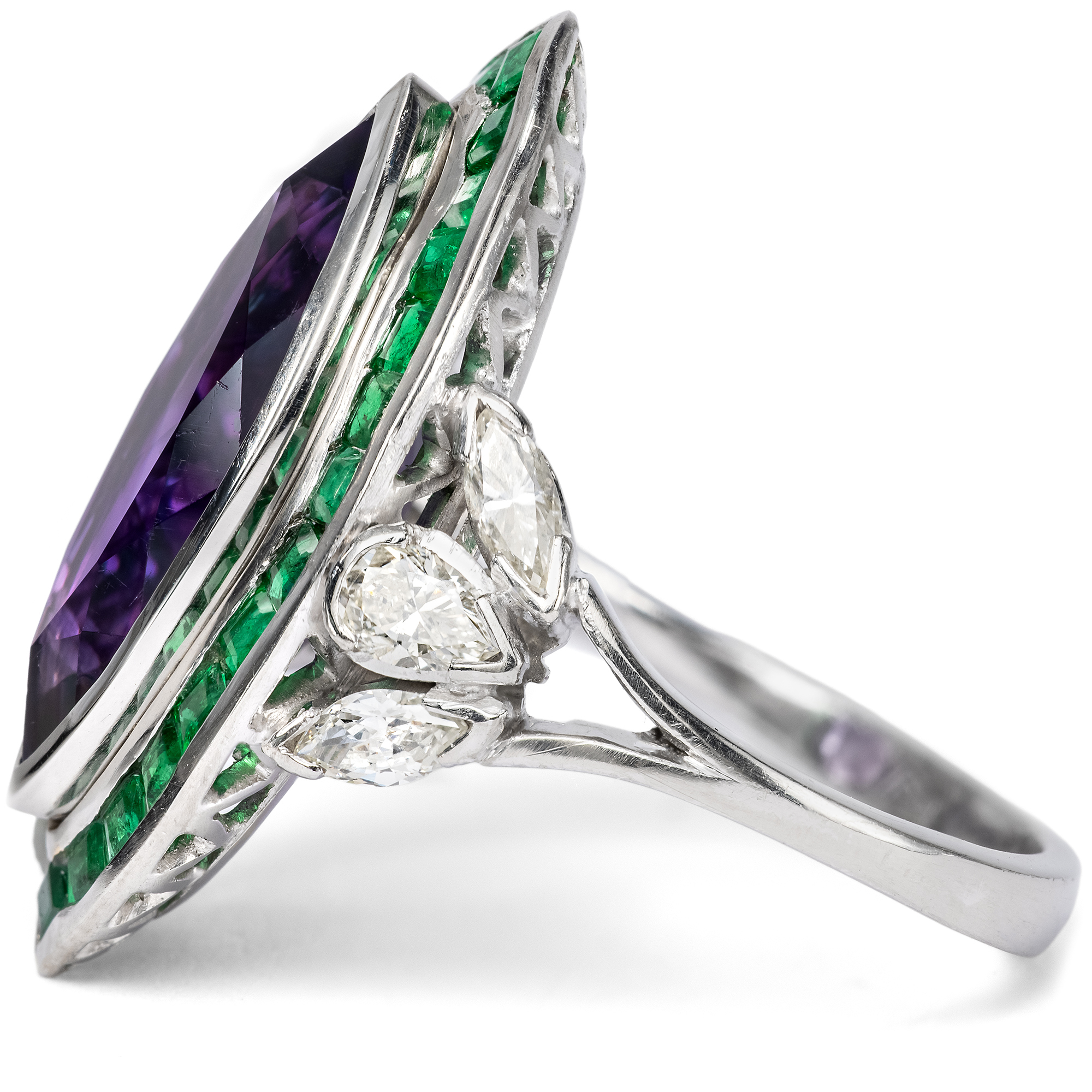 Ausdrucksstarker Ring mit Amethyst, Smaragden & Diamanten von BVLGARI, Rom, um 1990 Ausdrucksstarker Ring mit Amethyst, Smaragden & Diamanten von BVLGARI, Rom, um 1990