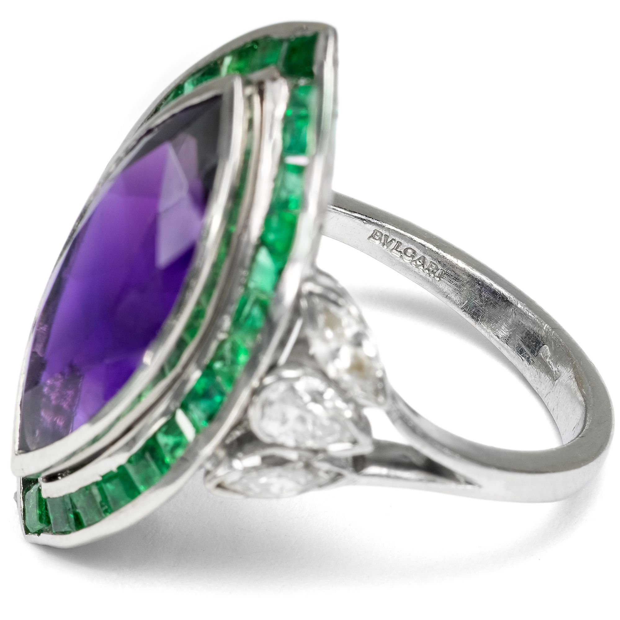 Ausdrucksstarker Ring mit Amethyst, Smaragden & Diamanten von BVLGARI, Rom, um 1990 Ausdrucksstarker Ring mit Amethyst, Smaragden & Diamanten von BVLGARI, Rom, um 1990