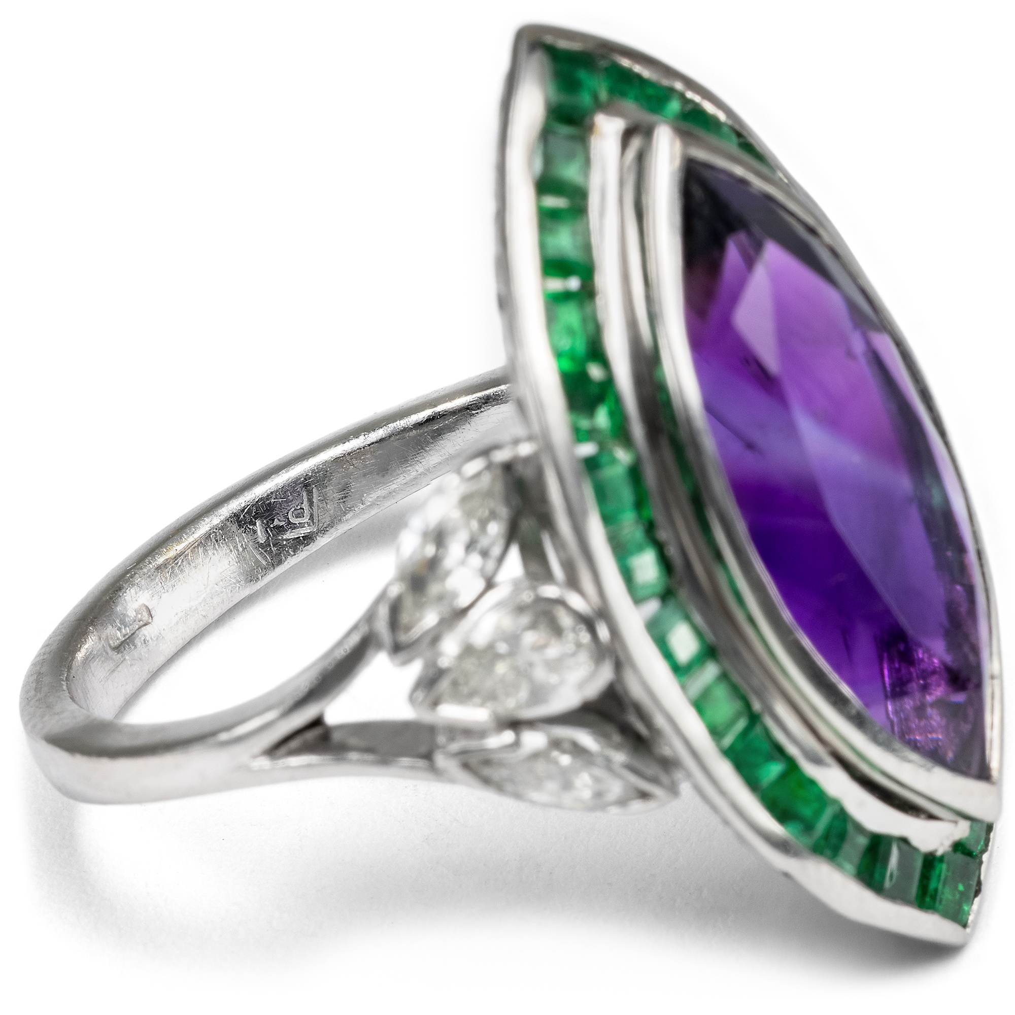 Ausdrucksstarker Ring mit Amethyst, Smaragden & Diamanten von BVLGARI, Rom, um 1990 Ausdrucksstarker Ring mit Amethyst, Smaragden & Diamanten von BVLGARI, Rom, um 1990
