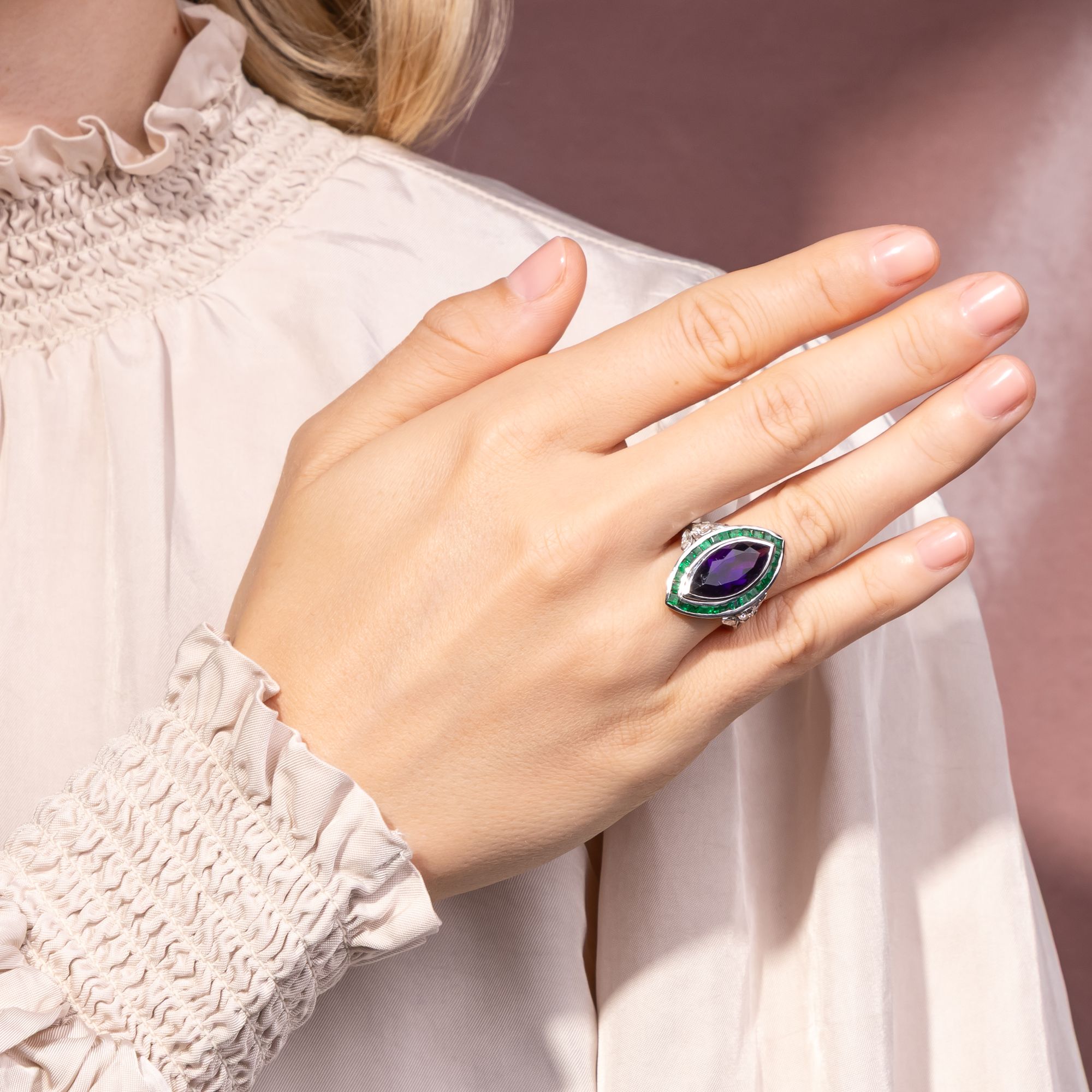 Ausdrucksstarker Ring mit Amethyst, Smaragden & Diamanten von BVLGARI, Rom, um 1990 Ausdrucksstarker Ring mit Amethyst, Smaragden & Diamanten von BVLGARI, Rom, um 1990