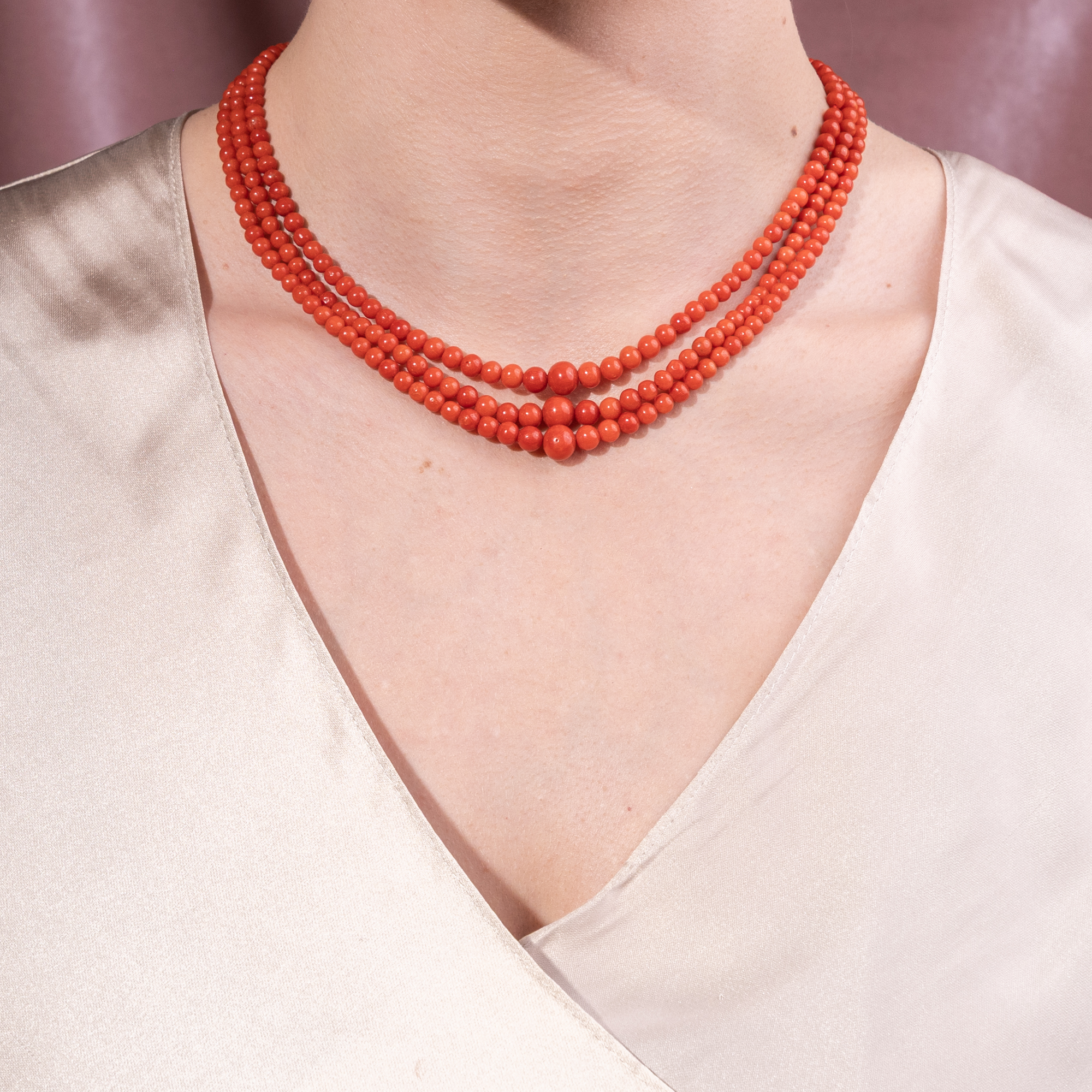 Halsnahes vintage Collier aus roter Mittelmeerkoralle in drei Reihen, 1950er Jahre Halsnahes vintage Collier aus roter Mittelmeerkoralle in drei Reihen, 1950er Jahre