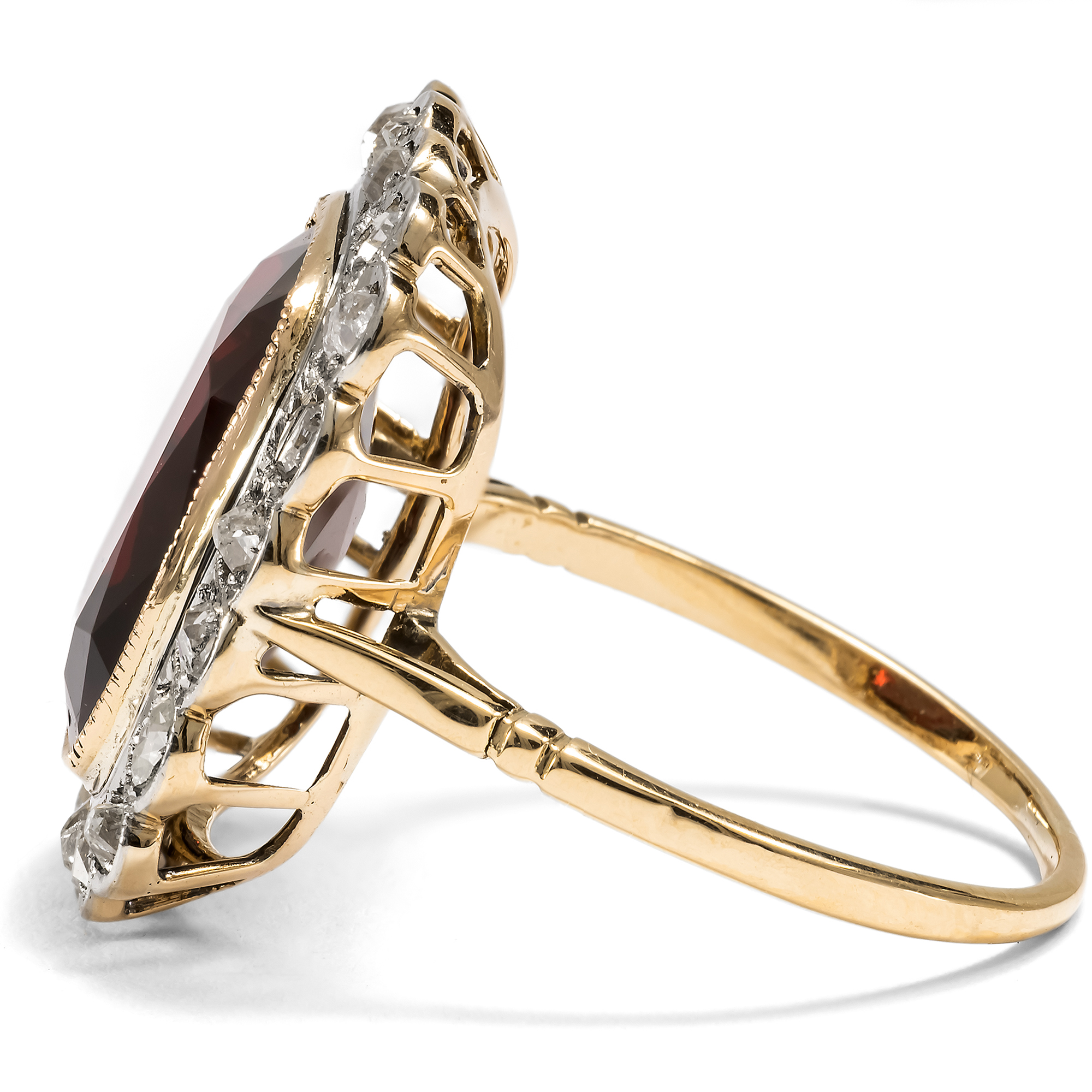 Eleganter Ring der Belle Époque mit granatrotem Glas & Diamanten, um 1910 Eleganter Ring der Belle Époque mit granatrotem Glas & Diamanten, um 1910