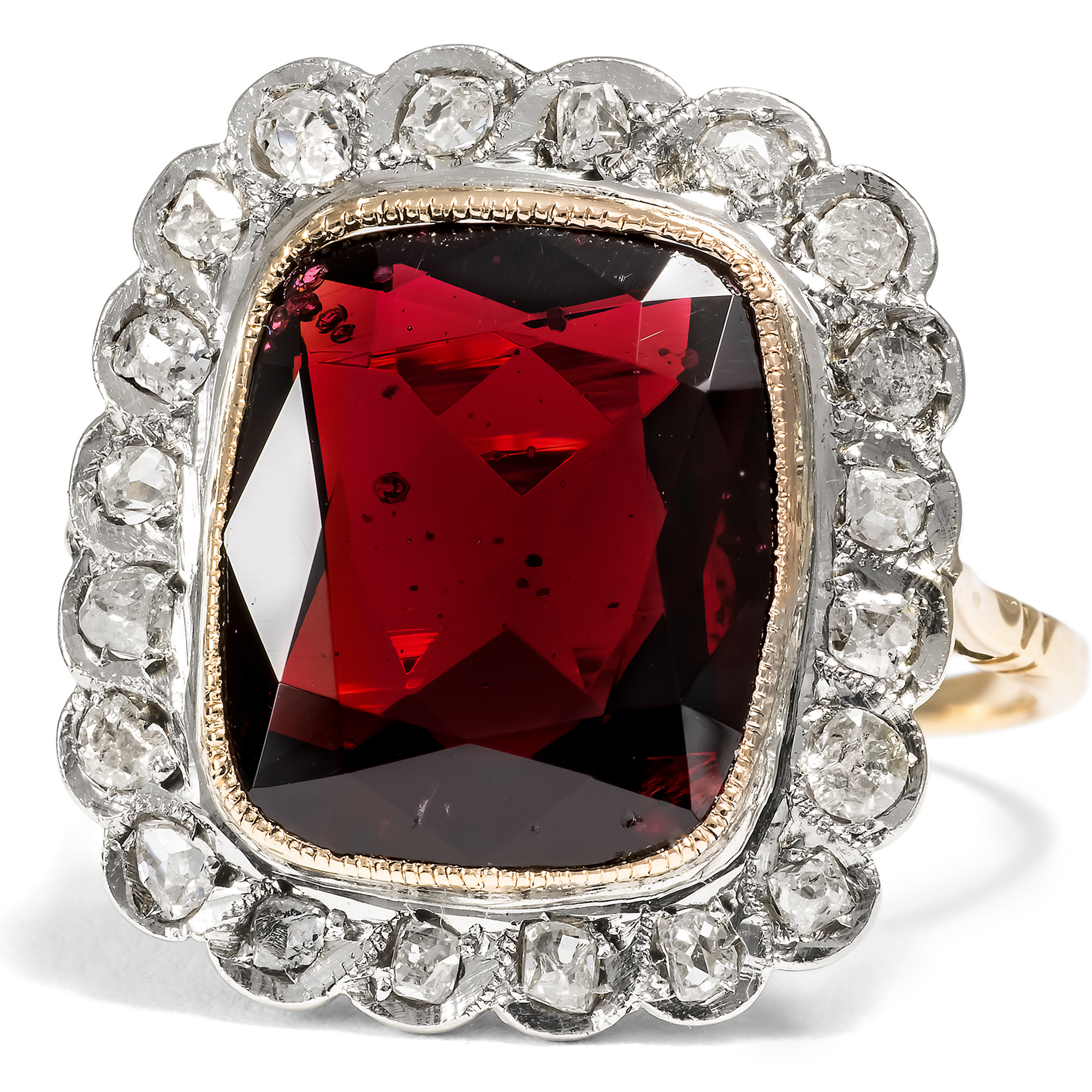 Eleganter Ring der Belle Époque mit granatrotem Glas & Diamanten, um 1910 Eleganter Ring der Belle Époque mit granatrotem Glas & Diamanten, um 1910