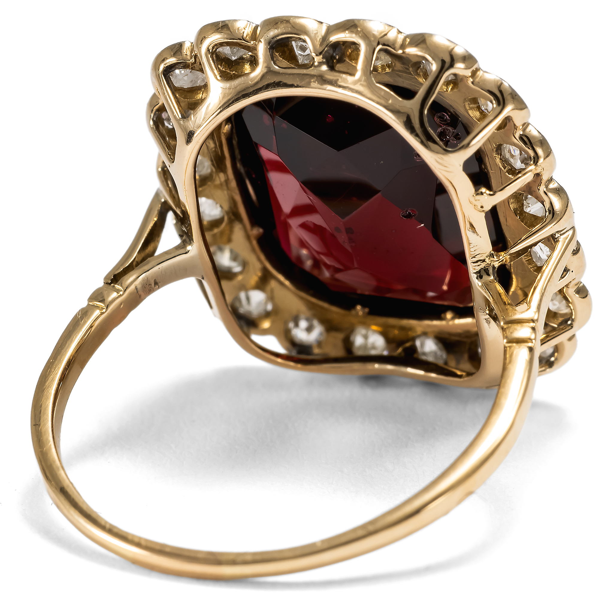 Eleganter Ring der Belle Époque mit granatrotem Glas & Diamanten, um 1910 Eleganter Ring der Belle Époque mit granatrotem Glas & Diamanten, um 1910