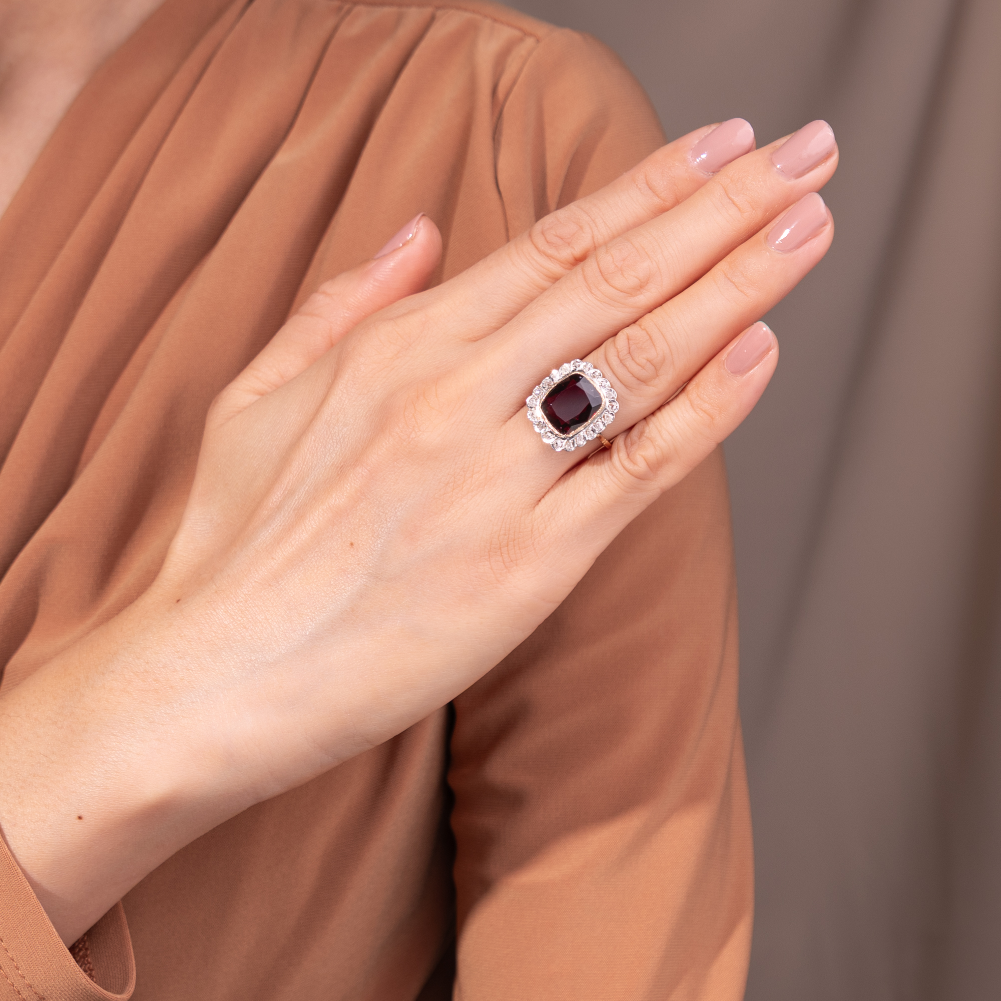Eleganter Ring der Belle Époque mit granatrotem Glas & Diamanten, um 1910 Eleganter Ring der Belle Époque mit granatrotem Glas & Diamanten, um 1910