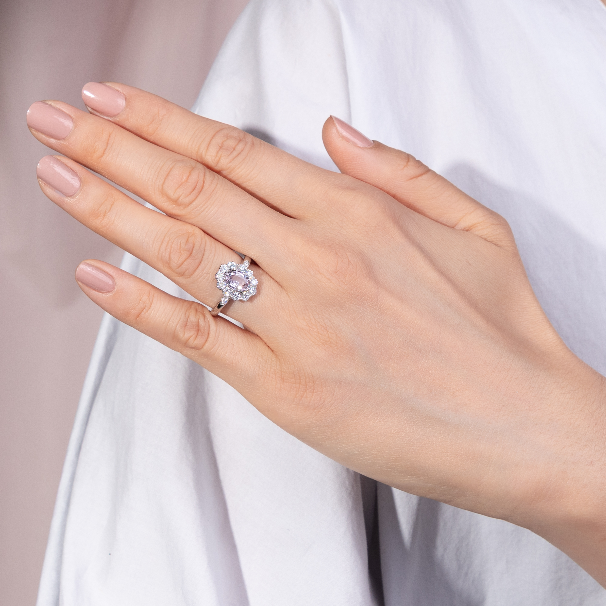 Eleganter Ring mit orange-pinkem Saphir & Brillanten, aus unserer Werkstatt Eleganter Ring mit orange-pinkem Saphir & Brillanten, aus unserer Werkstatt