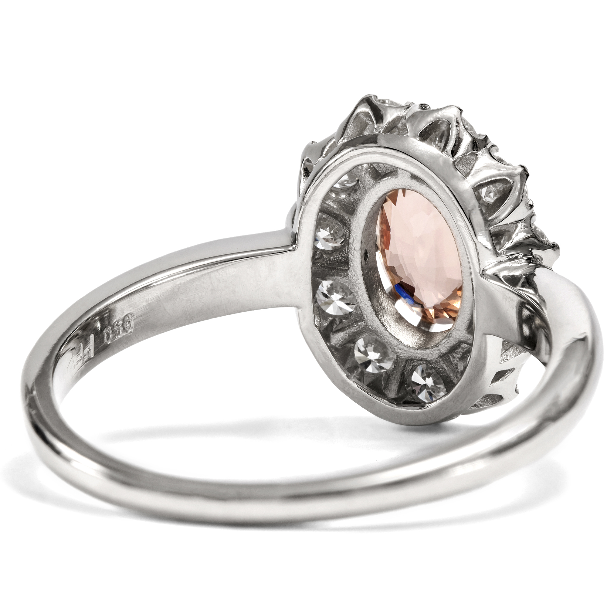 Eleganter Ring aus Platin mit Padparadscha-Saphir und Brillanten, aus unserer Werkstatt Eleganter Ring aus Platin mit Padparadscha-Saphir und Brillanten, aus unserer Werkstatt