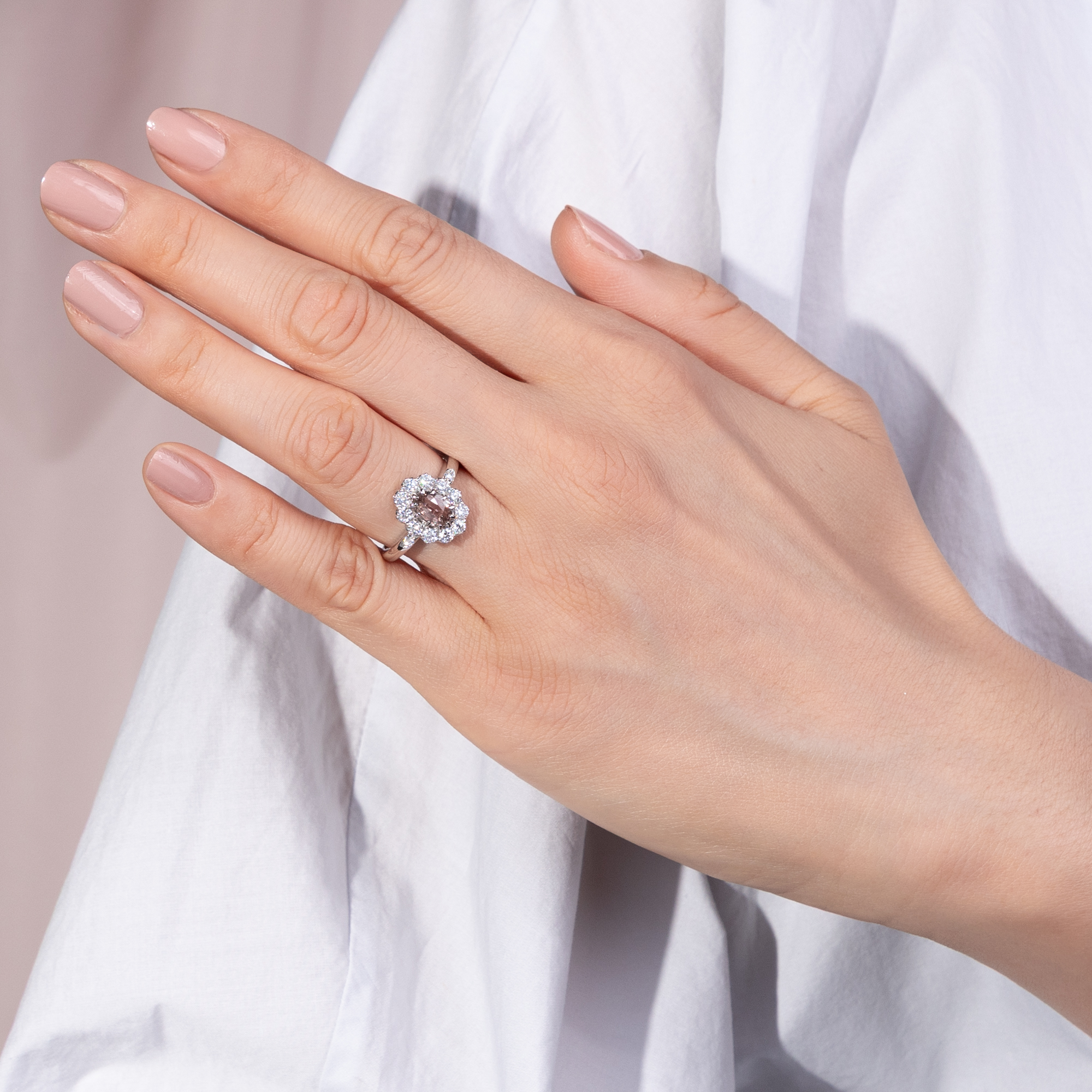 Eleganter Ring aus Platin mit Padparadscha-Saphir und Brillanten, aus unserer Werkstatt Eleganter Ring aus Platin mit Padparadscha-Saphir und Brillanten, aus unserer Werkstatt