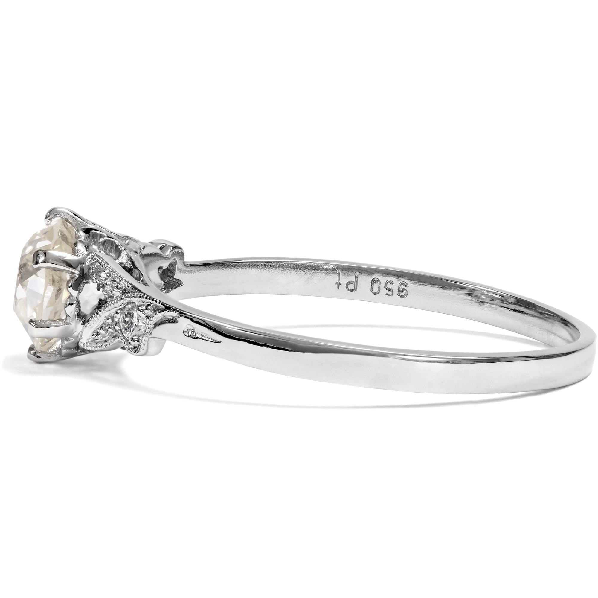 Zarter Ring mit 0,90 ct Diamant im „Old European Cut“ in Platin, aus unserer Werkstatt Zarter Ring mit 0,90 ct Diamant im „Old European Cut“ in Platin, aus unserer Werkstatt