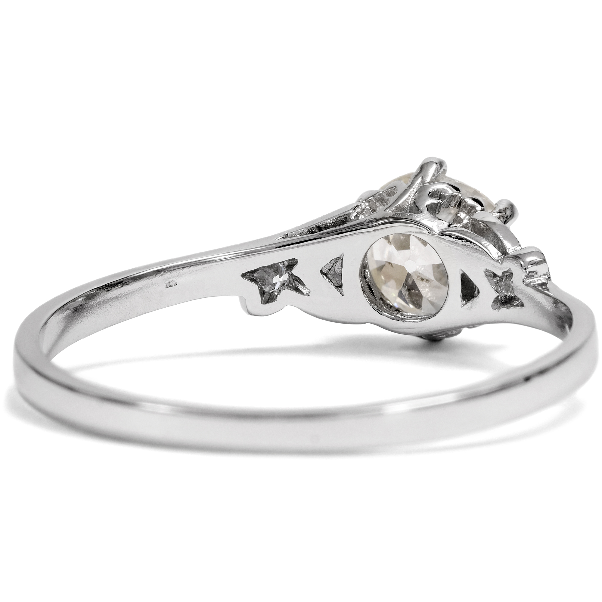 Zarter Ring mit 0,90 ct Diamant im „Old European Cut“ in Platin, aus unserer Werkstatt Zarter Ring mit 0,90 ct Diamant im „Old European Cut“ in Platin, aus unserer Werkstatt