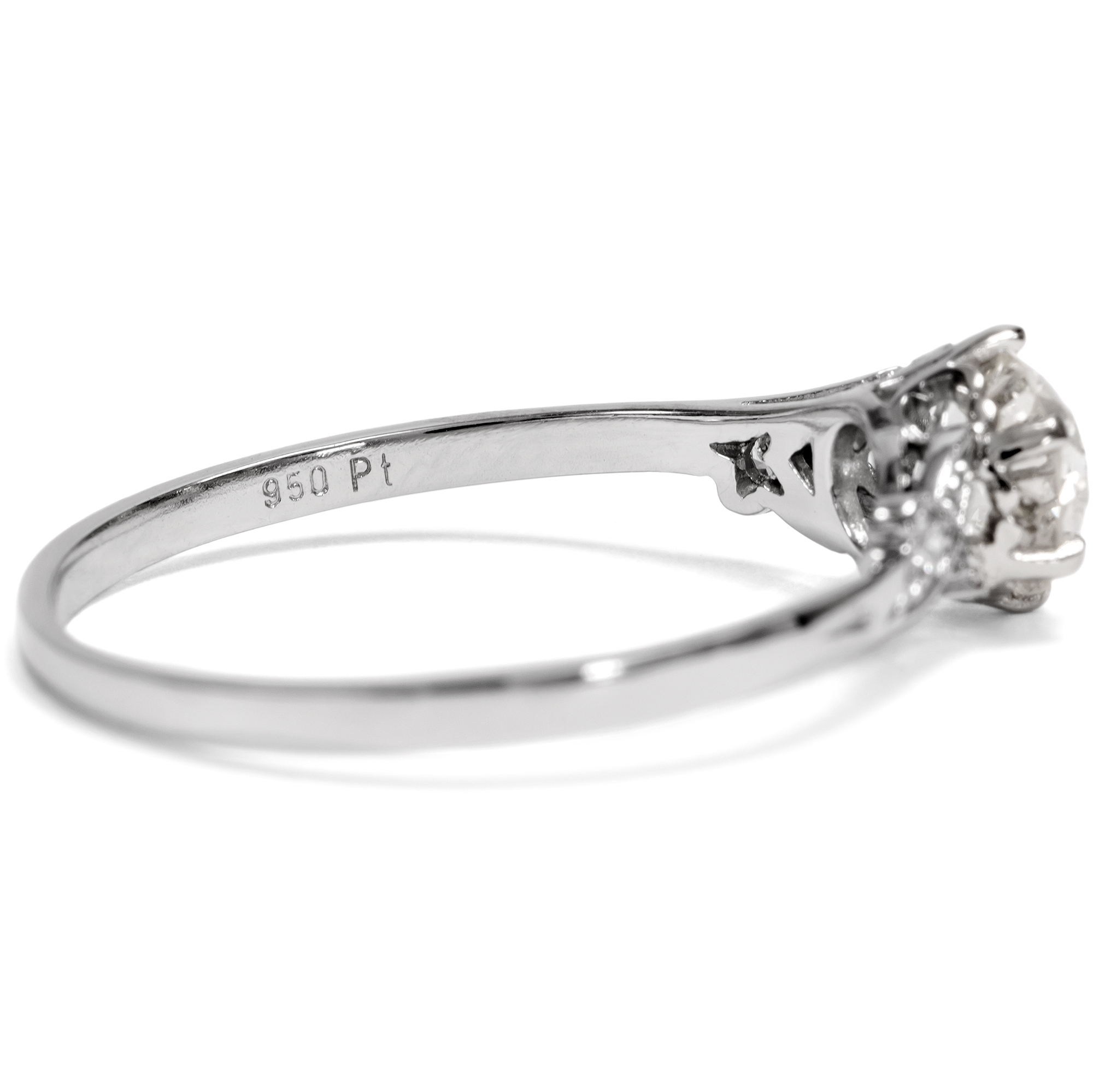 Zarter Ring mit 0,90 ct Diamant im „Old European Cut“ in Platin, aus unserer Werkstatt Zarter Ring mit 0,90 ct Diamant im „Old European Cut“ in Platin, aus unserer Werkstatt