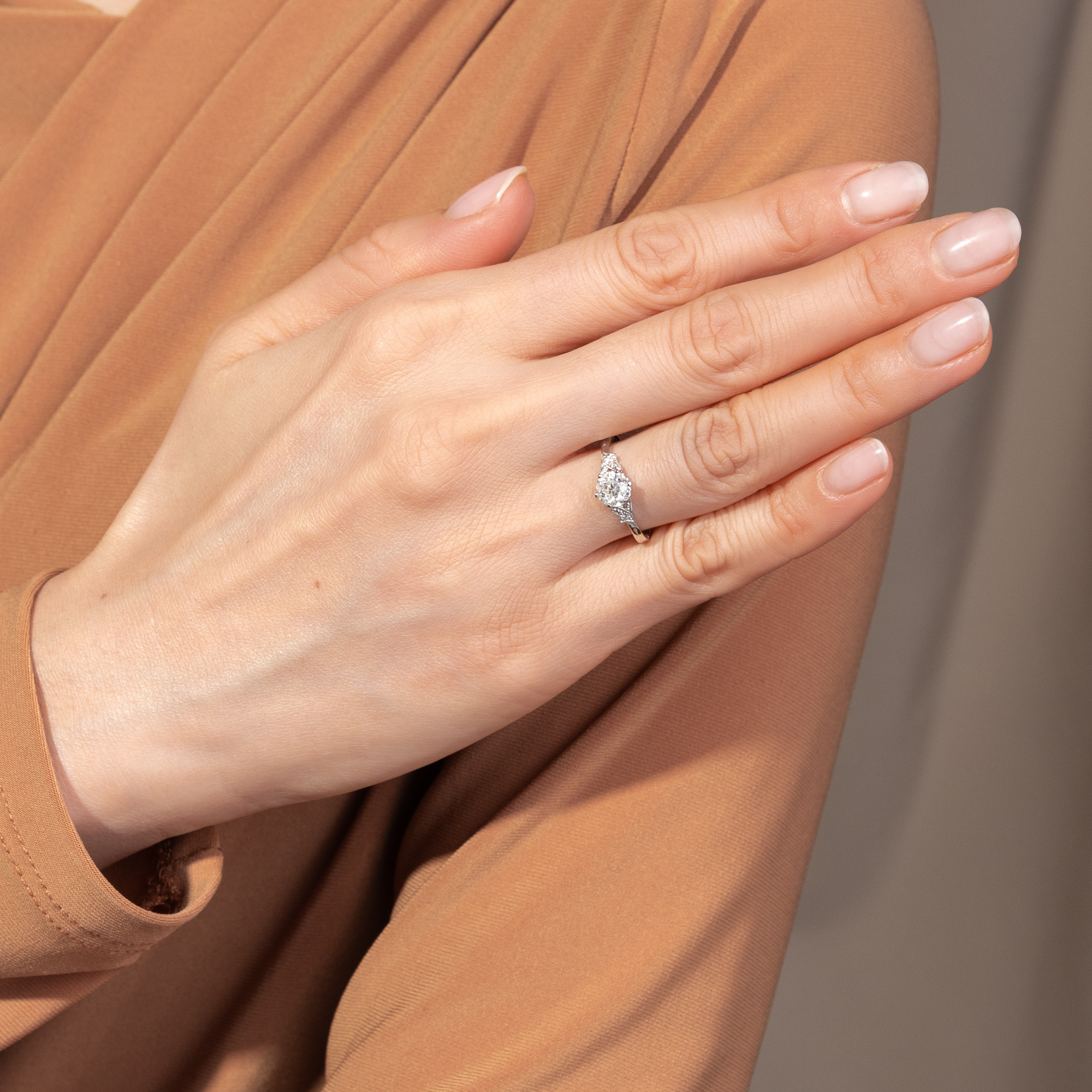 Zarter Ring mit 0,90 ct Diamant im „Old European Cut“ in Platin, aus unserer Werkstatt Zarter Ring mit 0,90 ct Diamant im „Old European Cut“ in Platin, aus unserer Werkstatt