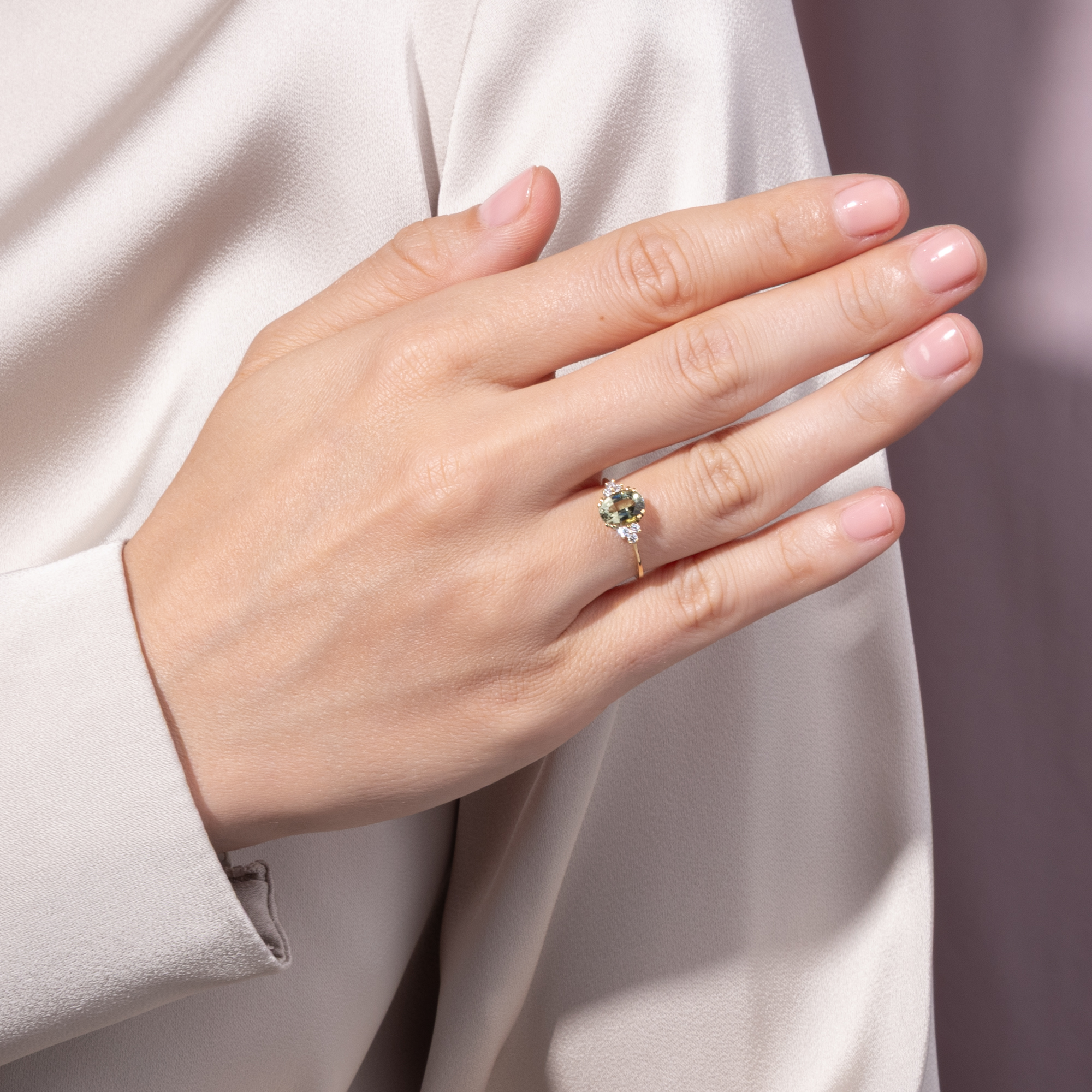 Feiner Ring mit graugrünem Turmalin & Diamanten in Gold, aus unserer Werkstatt Feiner Ring mit graugrünem Turmalin & Diamanten in Gold, aus unserer Werkstatt