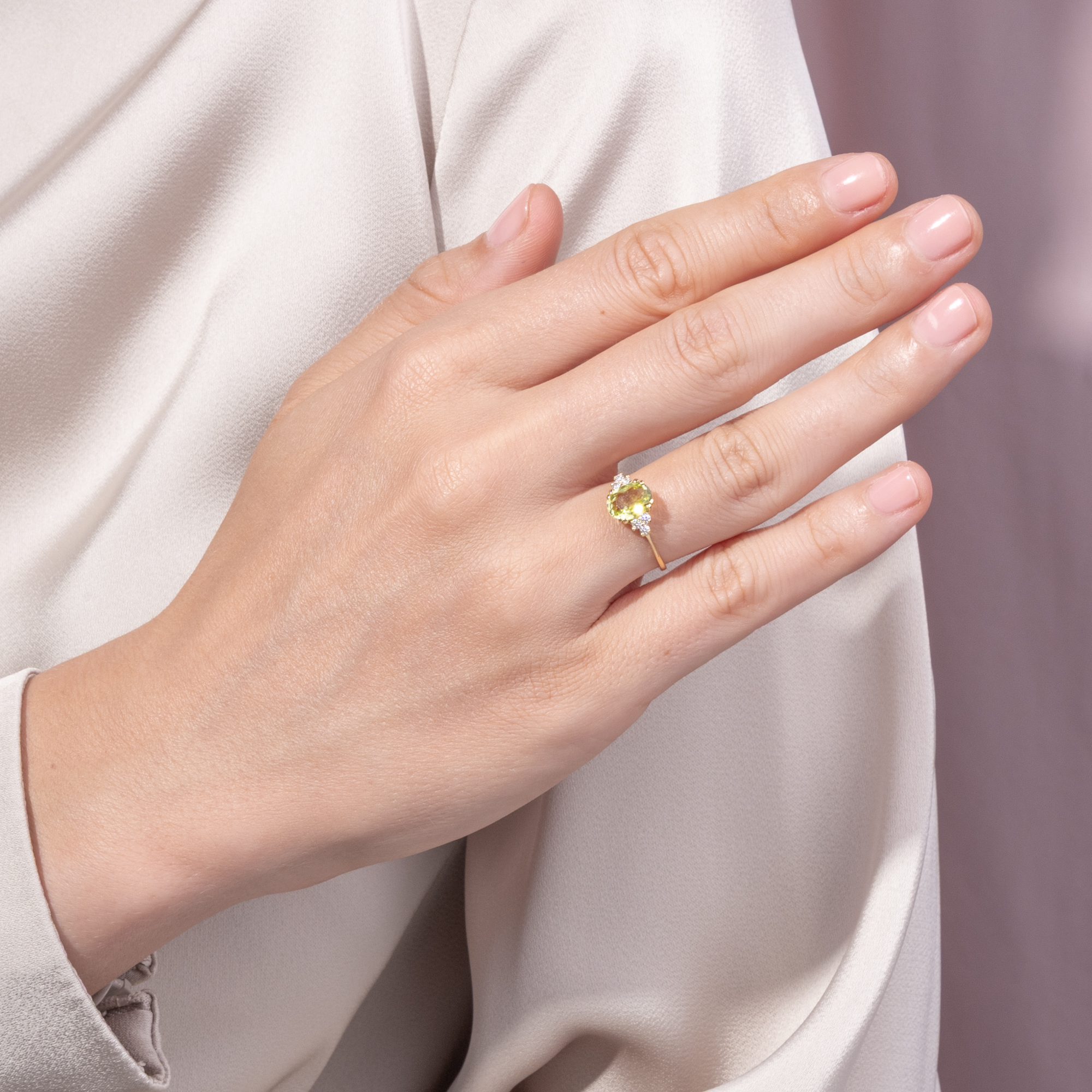 Feiner Ring mit hellgrünem Turmalin & Diamanten in Gold aus unserer Werkstatt Feiner Ring mit hellgrünem Turmalin & Diamanten in Gold aus unserer Werkstatt