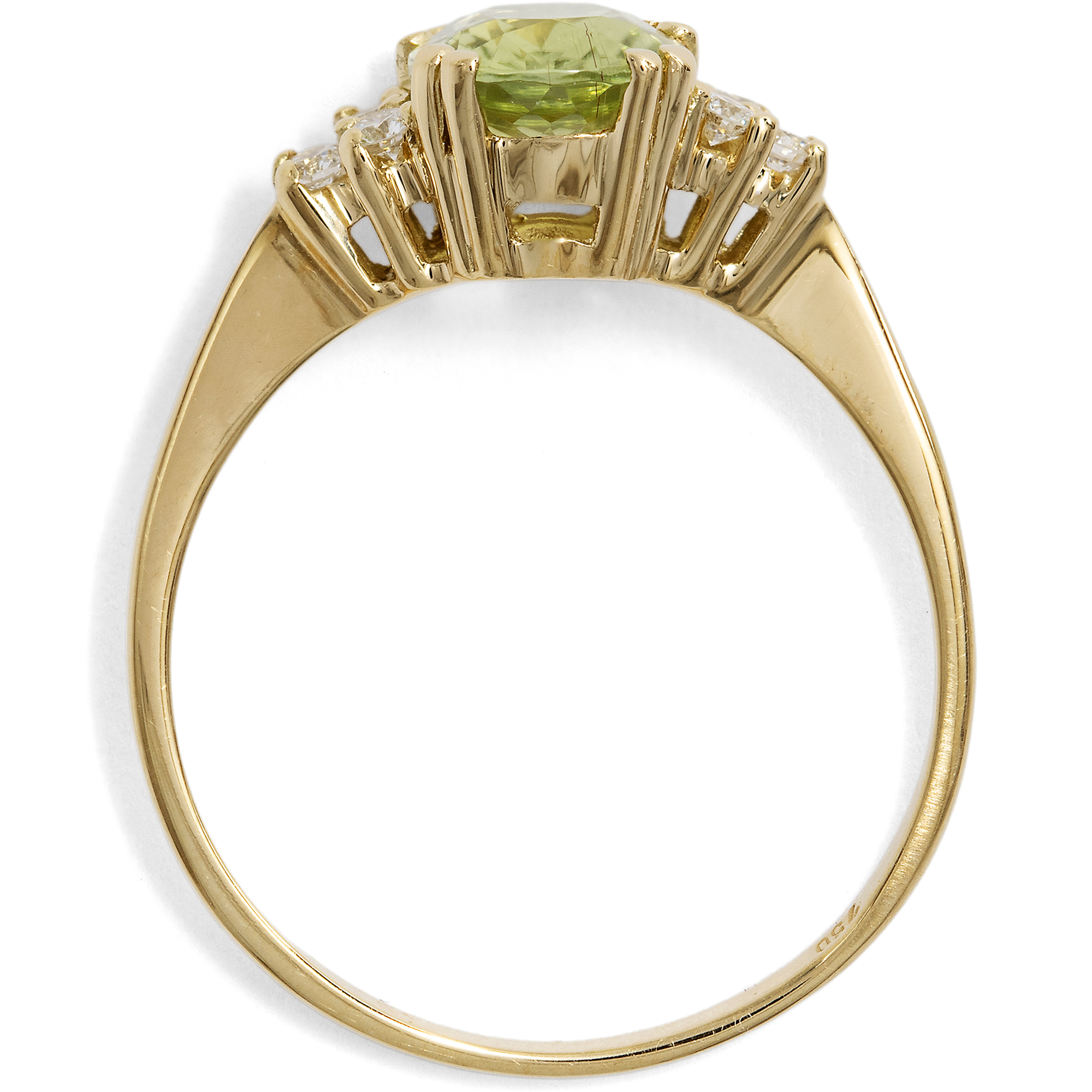 Feiner Ring mit hellgrünem Turmalin & Diamanten in Gold aus unserer Werkstatt Feiner Ring mit hellgrünem Turmalin & Diamanten in Gold aus unserer Werkstatt