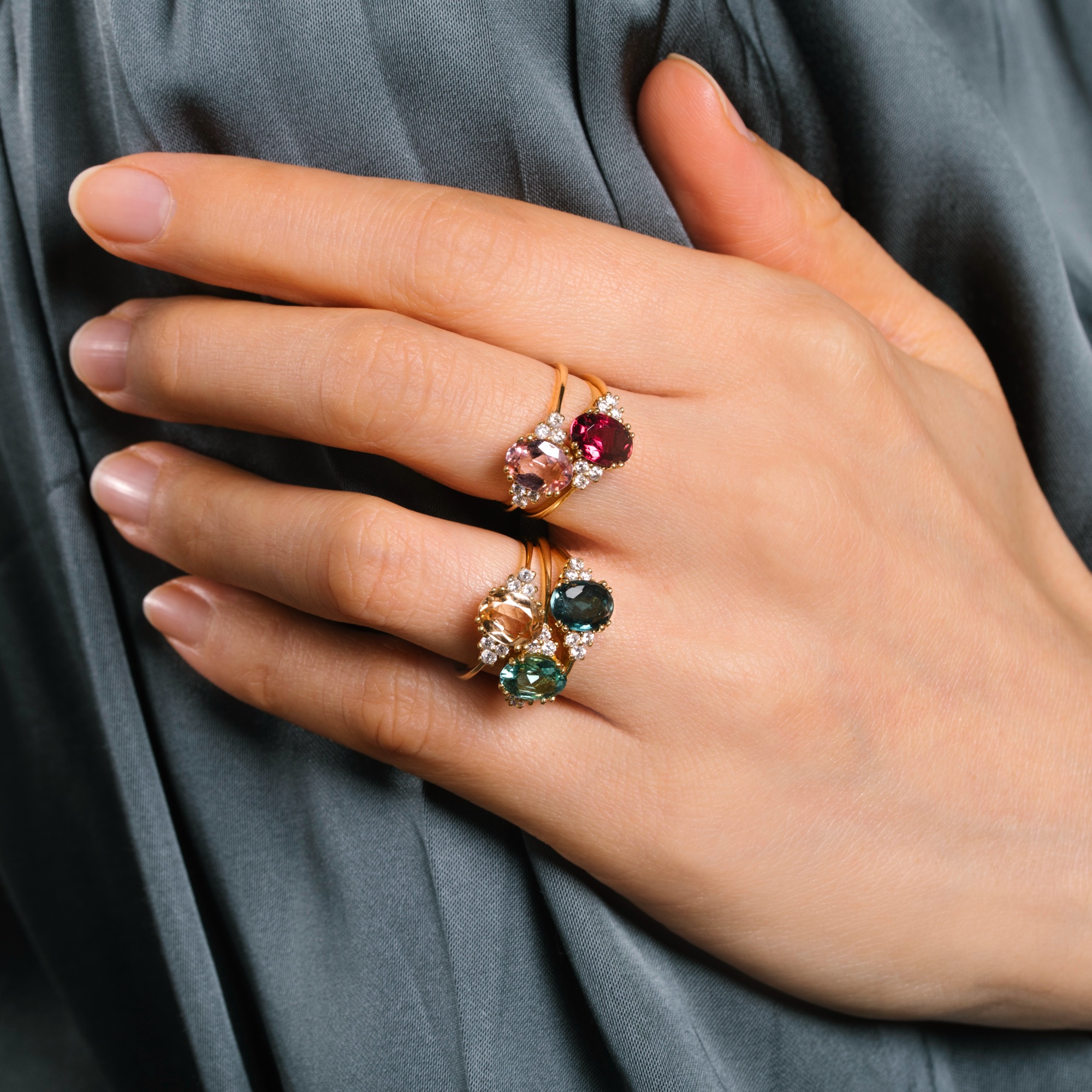 Feiner Ring mit hellgrünem Turmalin & Diamanten in Gold aus unserer Werkstatt Feiner Ring mit hellgrünem Turmalin & Diamanten in Gold aus unserer Werkstatt