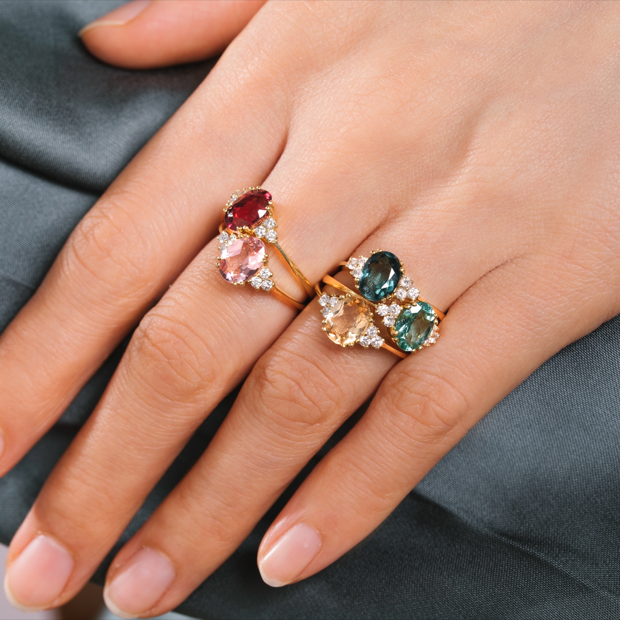 Feiner Ring mit hellgrünem Turmalin & Diamanten in Gold aus unserer Werkstatt Feiner Ring mit hellgrünem Turmalin & Diamanten in Gold aus unserer Werkstatt
