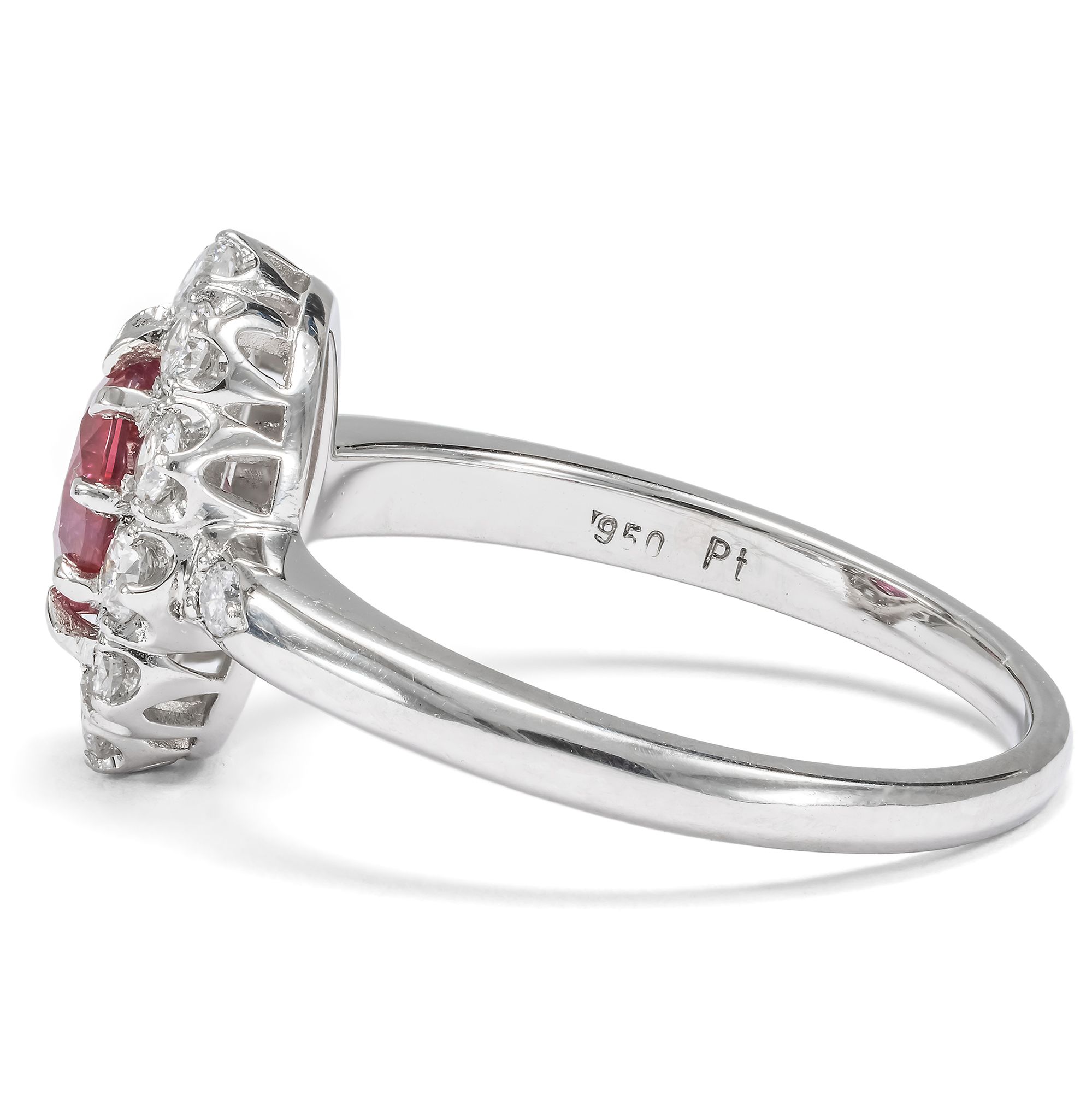 Zeitloser Ring mit unbehandeltem Rubin & Brillanten in Platin, aus unserer Werkstatt Zeitloser Ring mit unbehandeltem Rubin & Brillanten in Platin, aus unserer Werkstatt