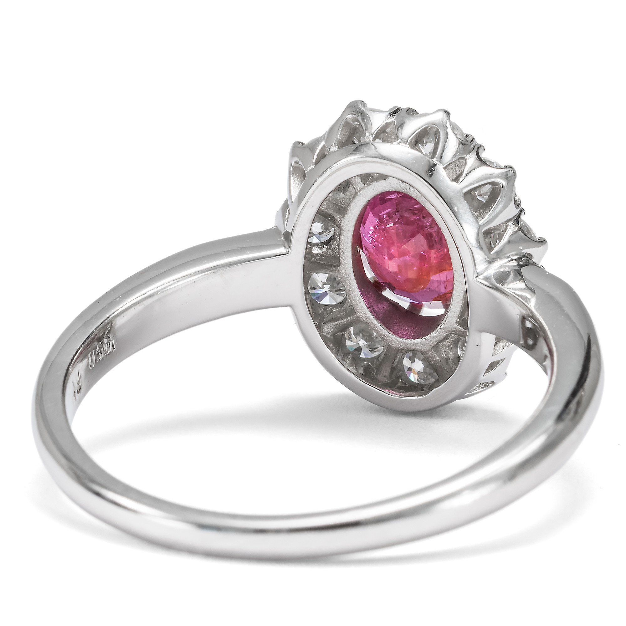 Zeitloser Ring mit unbehandeltem Rubin & Brillanten in Platin, aus unserer Werkstatt Zeitloser Ring mit unbehandeltem Rubin & Brillanten in Platin, aus unserer Werkstatt