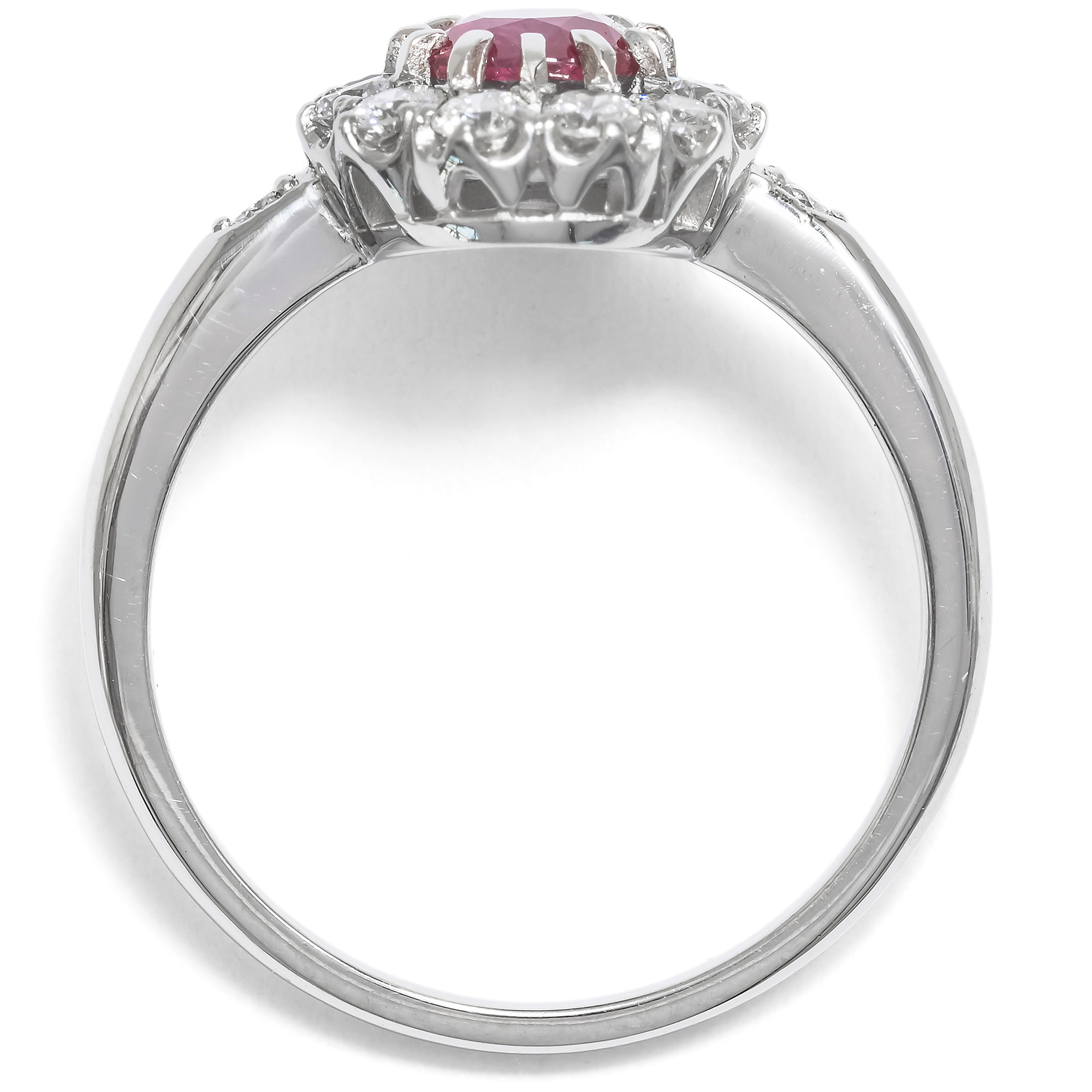 Zeitloser Ring mit unbehandeltem Rubin & Brillanten in Platin, aus unserer Werkstatt Zeitloser Ring mit unbehandeltem Rubin & Brillanten in Platin, aus unserer Werkstatt